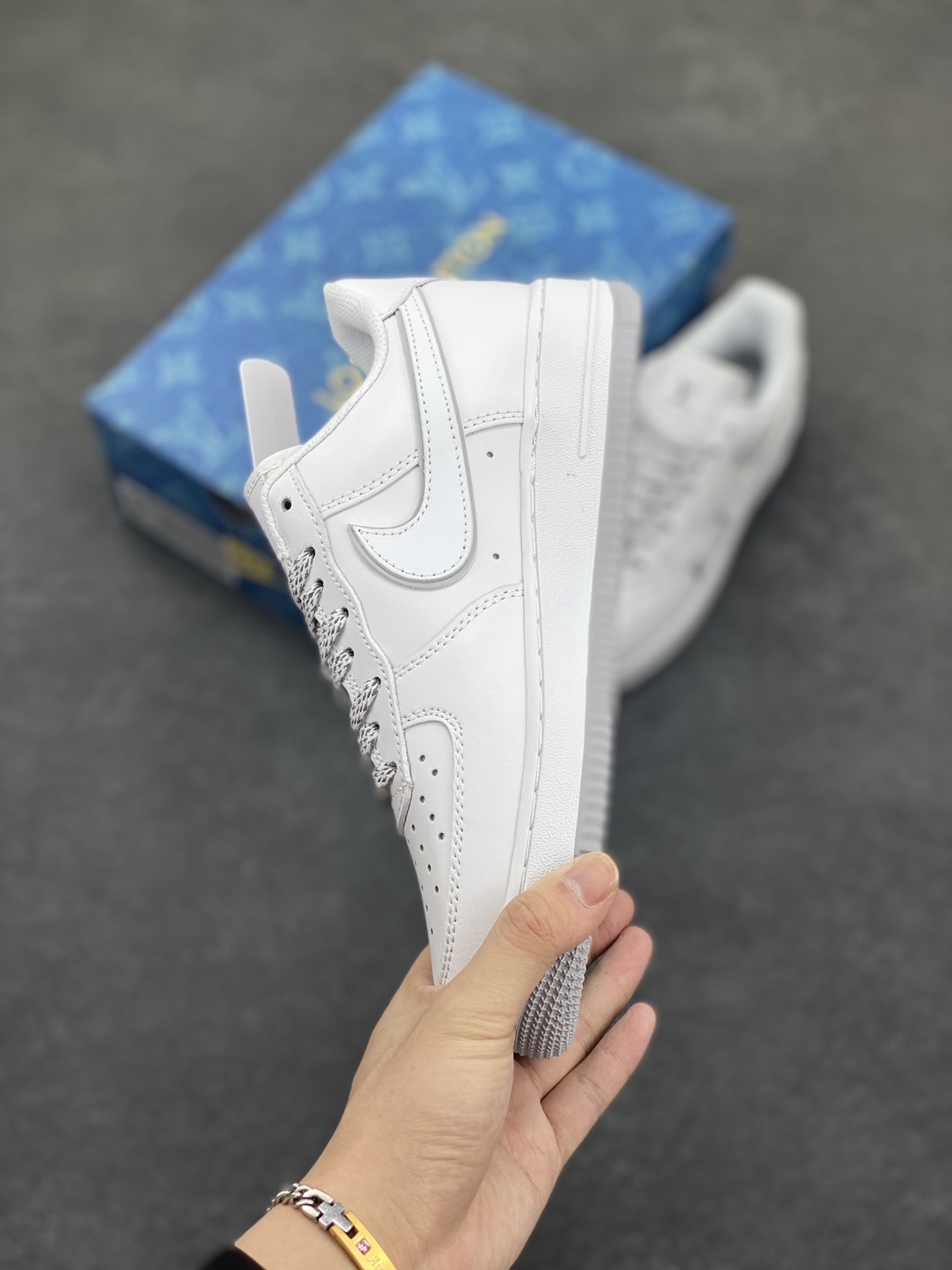 图片[3]-Nike Air Force 1 Low 空军一号低帮百搭休闲运动板鞋。柔软、弹性十足的缓震性能和出色的中底设计，横跨复古与现代的外型结合，造就出风靡全球三十多年的Force 1，直到今天还深受青睐。 货号：XD6188-004 尺码：36 36.5 37.5 38 38.5 39 40 40.5 41 42 42.5 43 44 44.5 45-选品中心