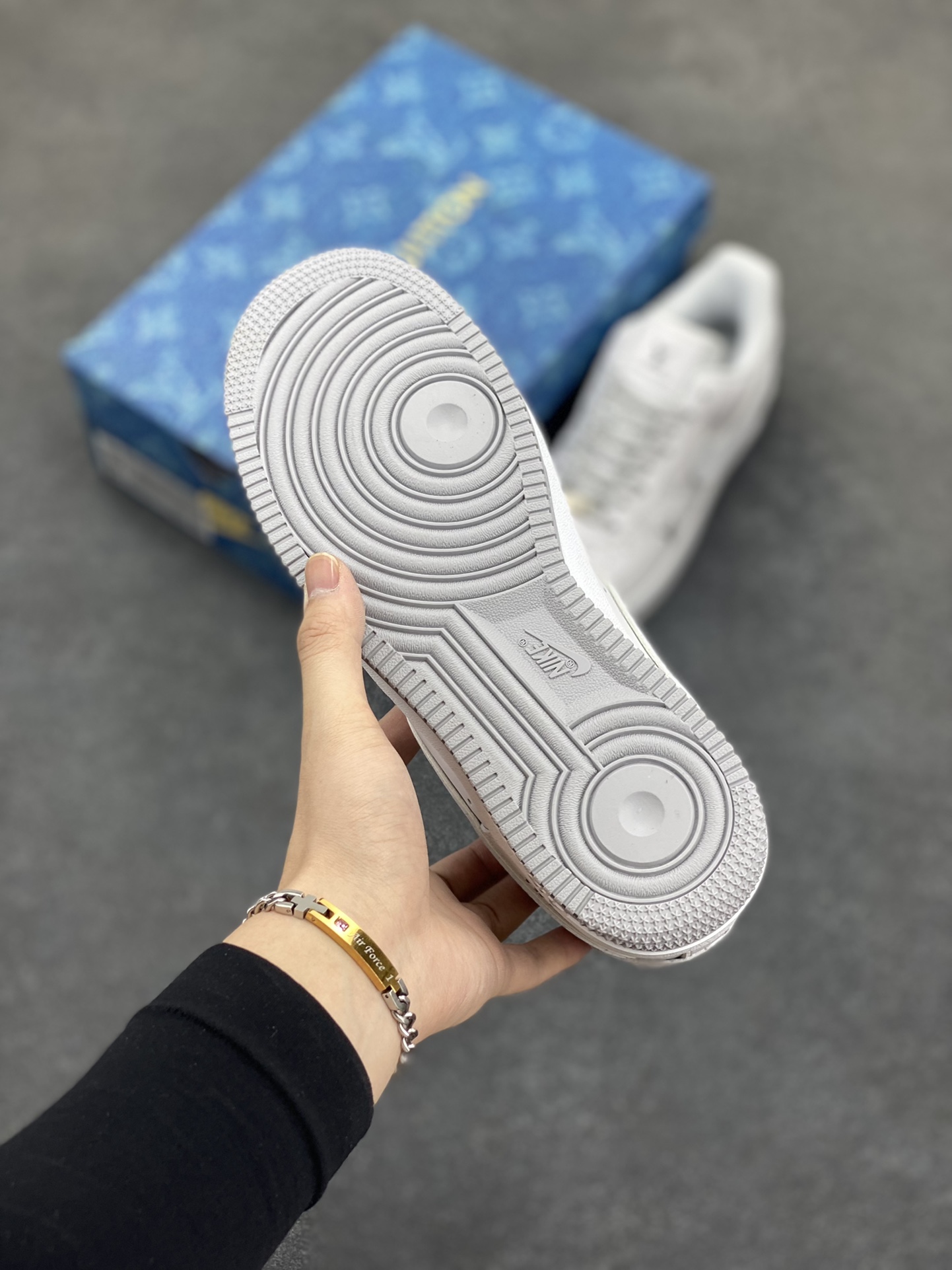 图片[5]-Nike Air Force 1 Low 空军一号低帮百搭休闲运动板鞋。柔软、弹性十足的缓震性能和出色的中底设计，横跨复古与现代的外型结合，造就出风靡全球三十多年的Force 1，直到今天还深受青睐。 货号：XD6188-004 尺码：36 36.5 37.5 38 38.5 39 40 40.5 41 42 42.5 43 44 44.5 45-选品中心