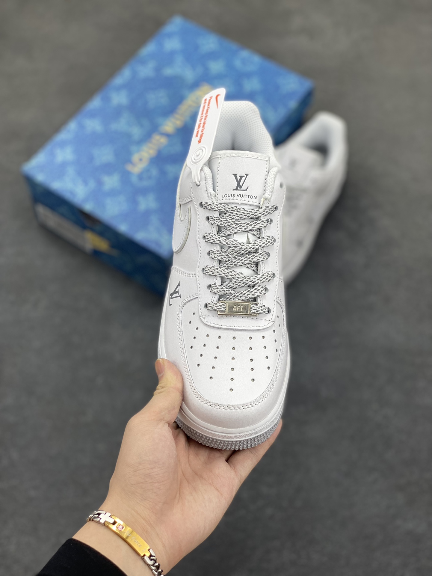 图片[2]-Nike Air Force 1 Low 空军一号低帮百搭休闲运动板鞋。柔软、弹性十足的缓震性能和出色的中底设计，横跨复古与现代的外型结合，造就出风靡全球三十多年的Force 1，直到今天还深受青睐。 货号：XD6188-004 尺码：36 36.5 37.5 38 38.5 39 40 40.5 41 42 42.5 43 44 44.5 45-选品中心