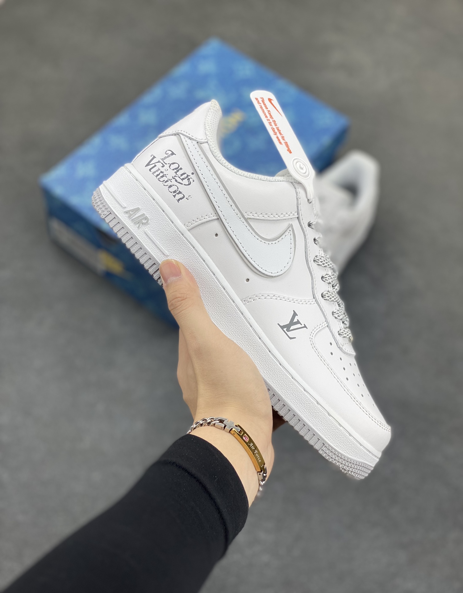 Nike Air Force 1 Low 空军一号低帮百搭休闲运动板鞋。柔软、弹性十足的缓震性能和出色的中底设计，横跨复古与现代的外型结合，造就出风靡全球三十多年的Force 1，直到今天还深受青睐。 货号：XD6188-004 尺码：36 36.5 37.5 38 38.5 39 40 40.5 41 42 42.5 43 44 44.5 45-选品中心
