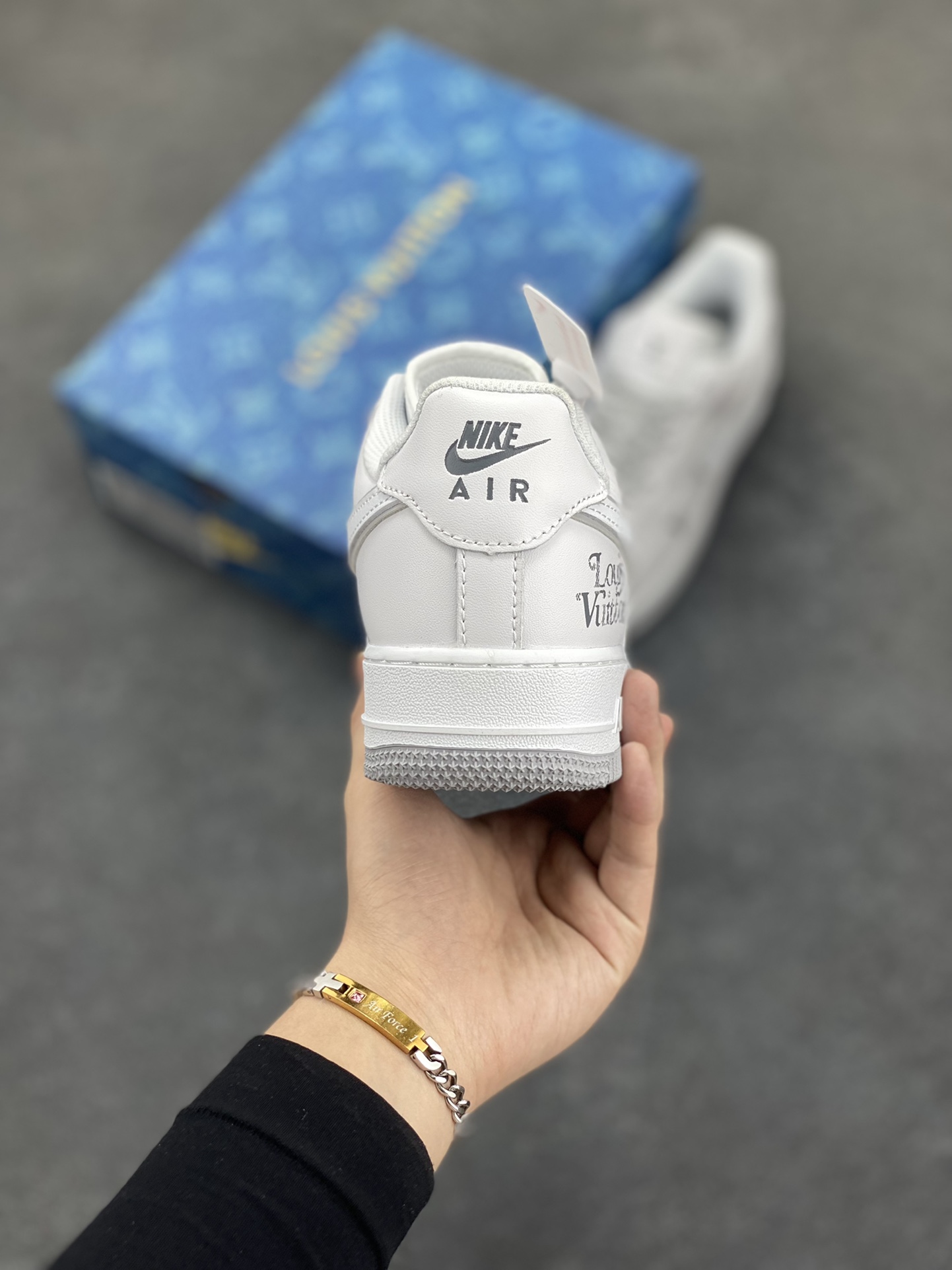 图片[4]-Nike Air Force 1 Low 空军一号低帮百搭休闲运动板鞋。柔软、弹性十足的缓震性能和出色的中底设计，横跨复古与现代的外型结合，造就出风靡全球三十多年的Force 1，直到今天还深受青睐。 货号：XD6188-004 尺码：36 36.5 37.5 38 38.5 39 40 40.5 41 42 42.5 43 44 44.5 45-选品中心