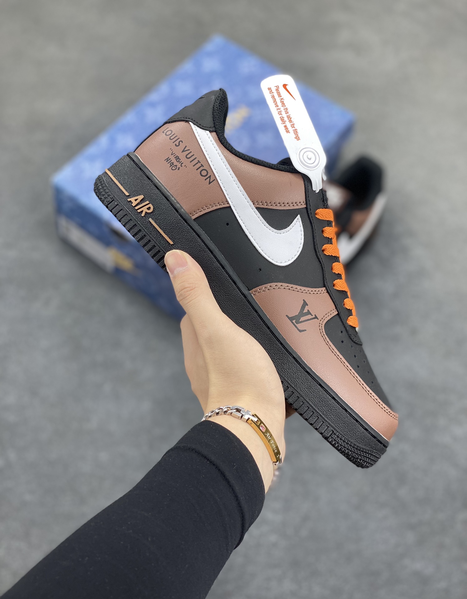 Nike Air Force 1 Low 空军一号低帮百搭休闲运动板鞋。柔软、弹性十足的缓震性能和出色的中底设计，横跨复古与现代的外型结合，造就出风靡全球三十多年的Force 1，直到今天还深受青睐。 货号：808788-624 尺码：36 36.5 37.5 38 38.5 39 40 40.5 41 42 42.5 43 44 44.5 45-选品中心