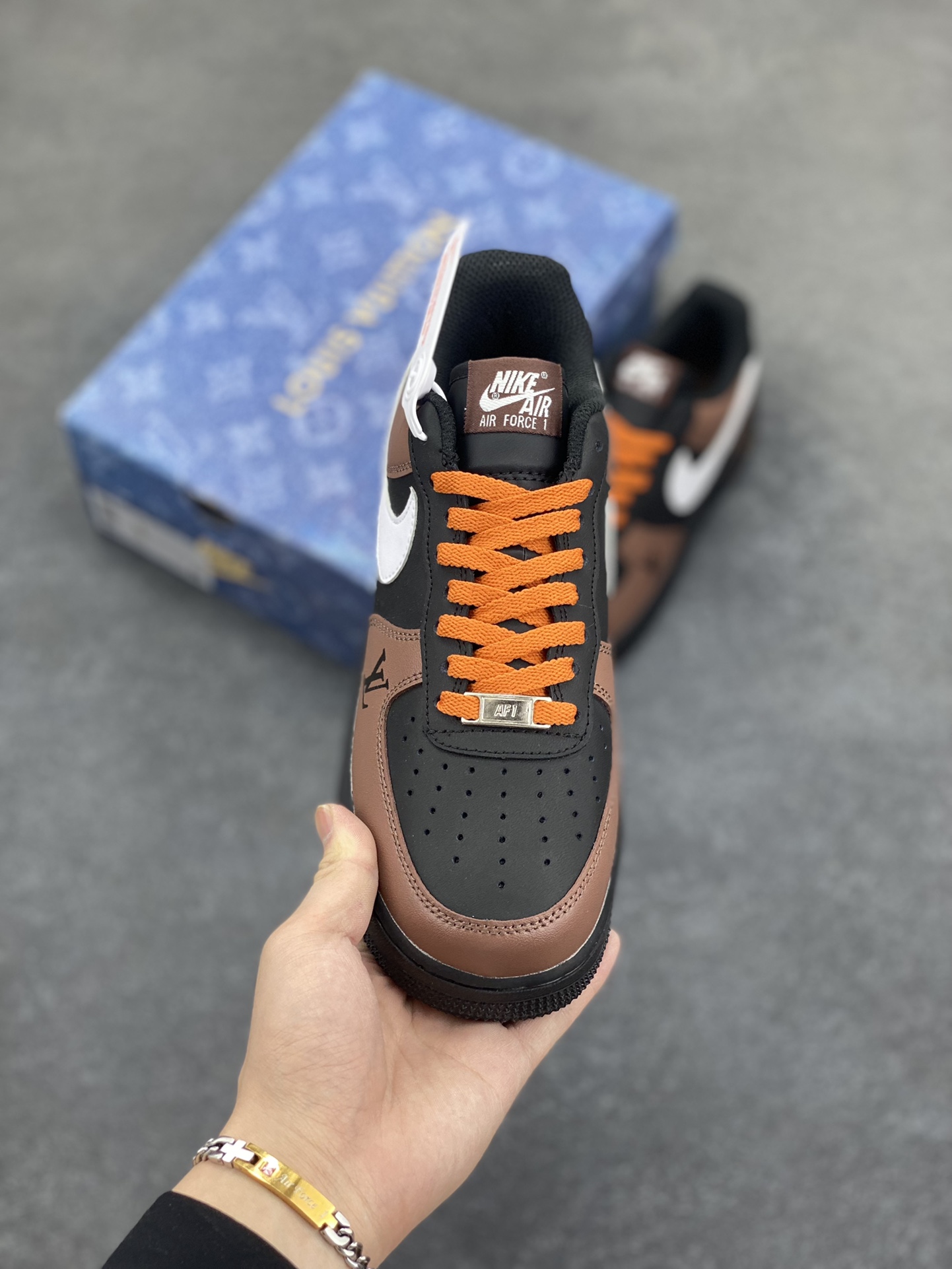 图片[2]-Nike Air Force 1 Low 空军一号低帮百搭休闲运动板鞋。柔软、弹性十足的缓震性能和出色的中底设计，横跨复古与现代的外型结合，造就出风靡全球三十多年的Force 1，直到今天还深受青睐。 货号：808788-624 尺码：36 36.5 37.5 38 38.5 39 40 40.5 41 42 42.5 43 44 44.5 45-选品中心