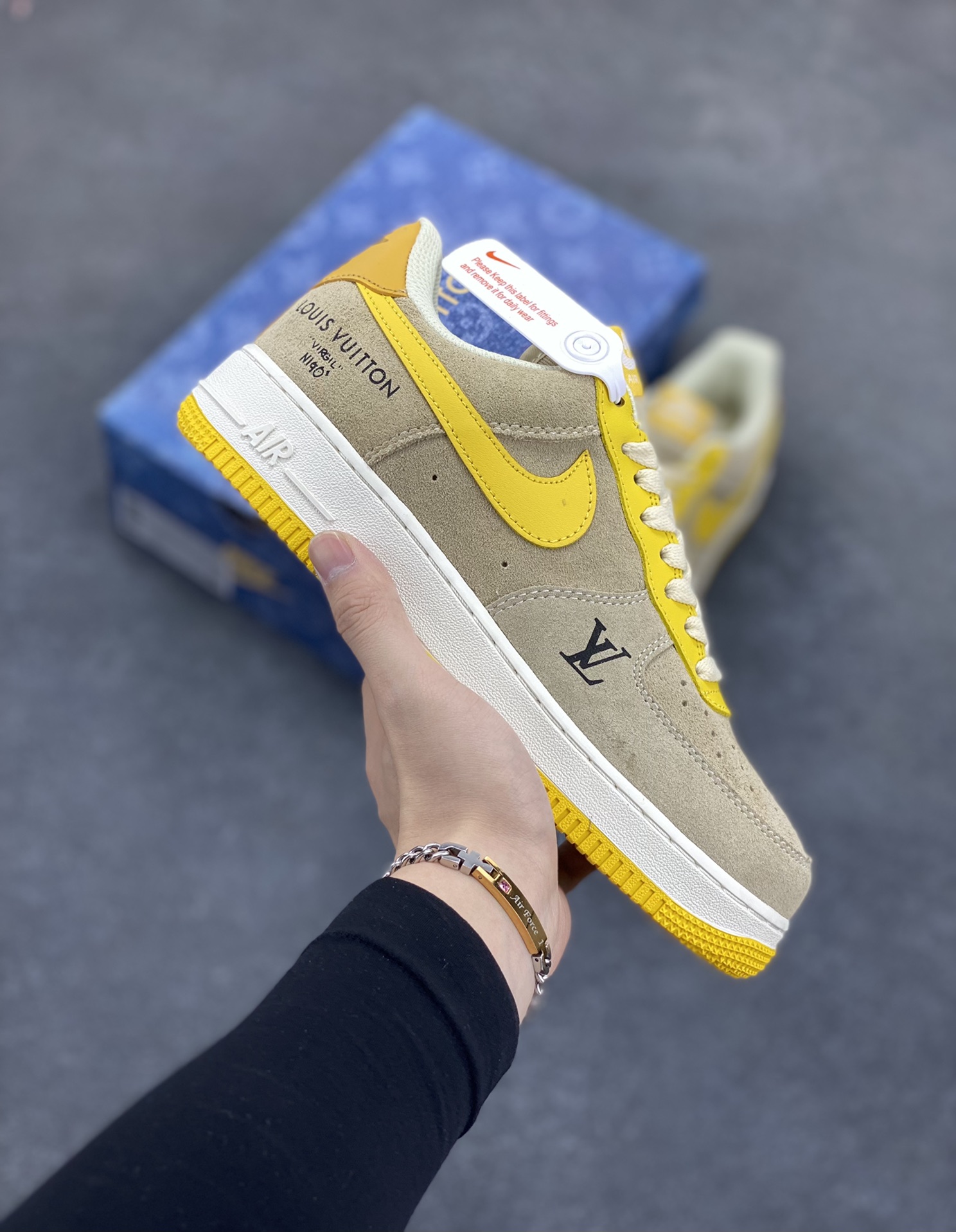 Nike Air Force 1 Low 空军一号低帮百搭休闲运动板鞋。柔软、弹性十足的缓震性能和出色的中底设计，横跨复古与现代的外型结合，造就出风靡全球三十多年的Force 1，直到今天还深受青睐。 货号：HQ2037-322 尺码：36 36.5 37.5 38 38.5 39 40 40.5 41 42 42.5 43 44 44.5 45-选品中心
