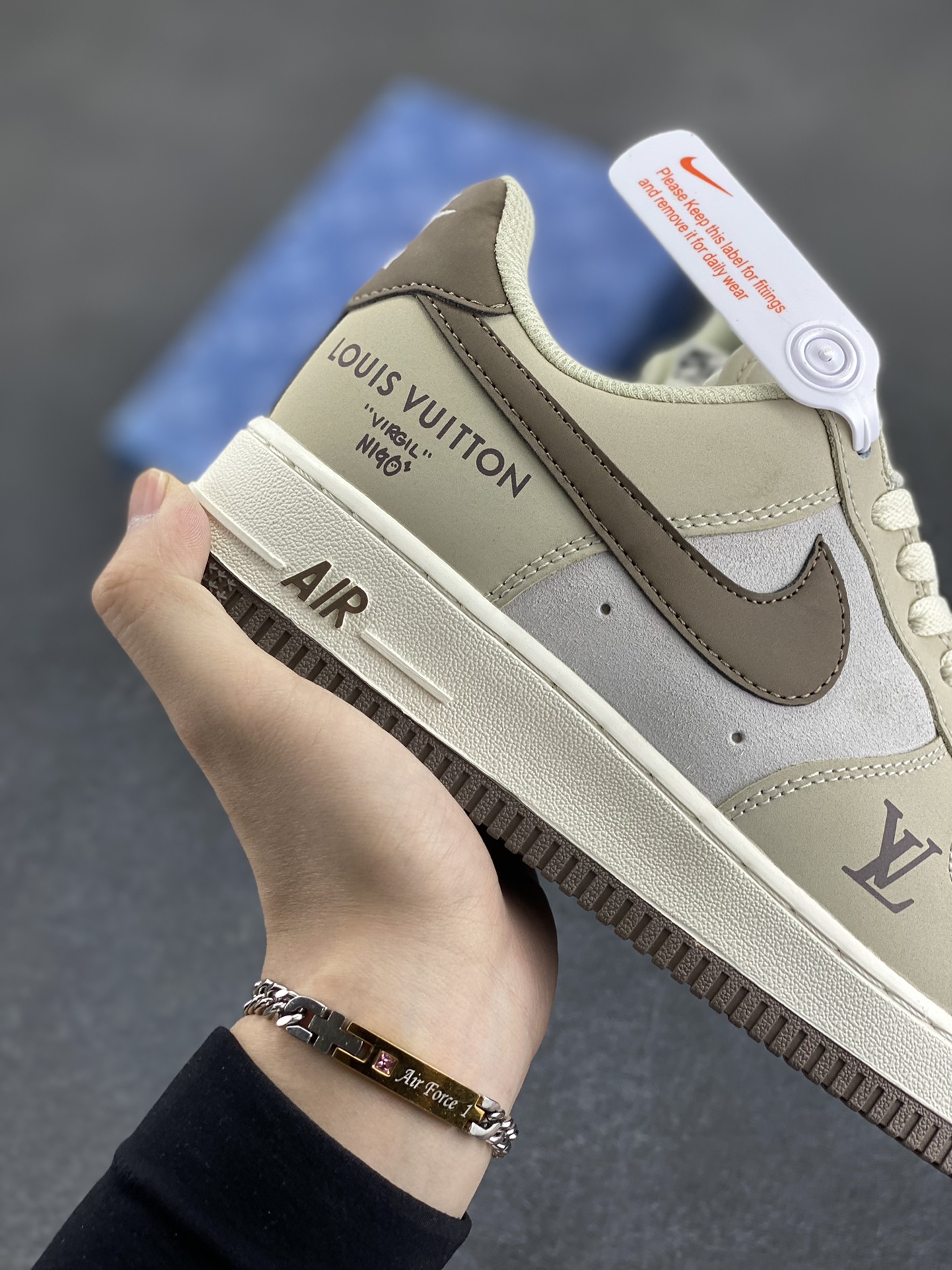图片[6]-Nike Air Force 1 Low 空军一号低帮百搭休闲运动板鞋。柔软、弹性十足的缓震性能和出色的中底设计，横跨复古与现代的外型结合，造就出风靡全球三十多年的Force 1，直到今天还深受青睐。 货号：BS6055-301 尺码：36 36.5 37.5 38 38.5 39 40 40.5 41 42 42.5 43 44 44.5 45-选品中心