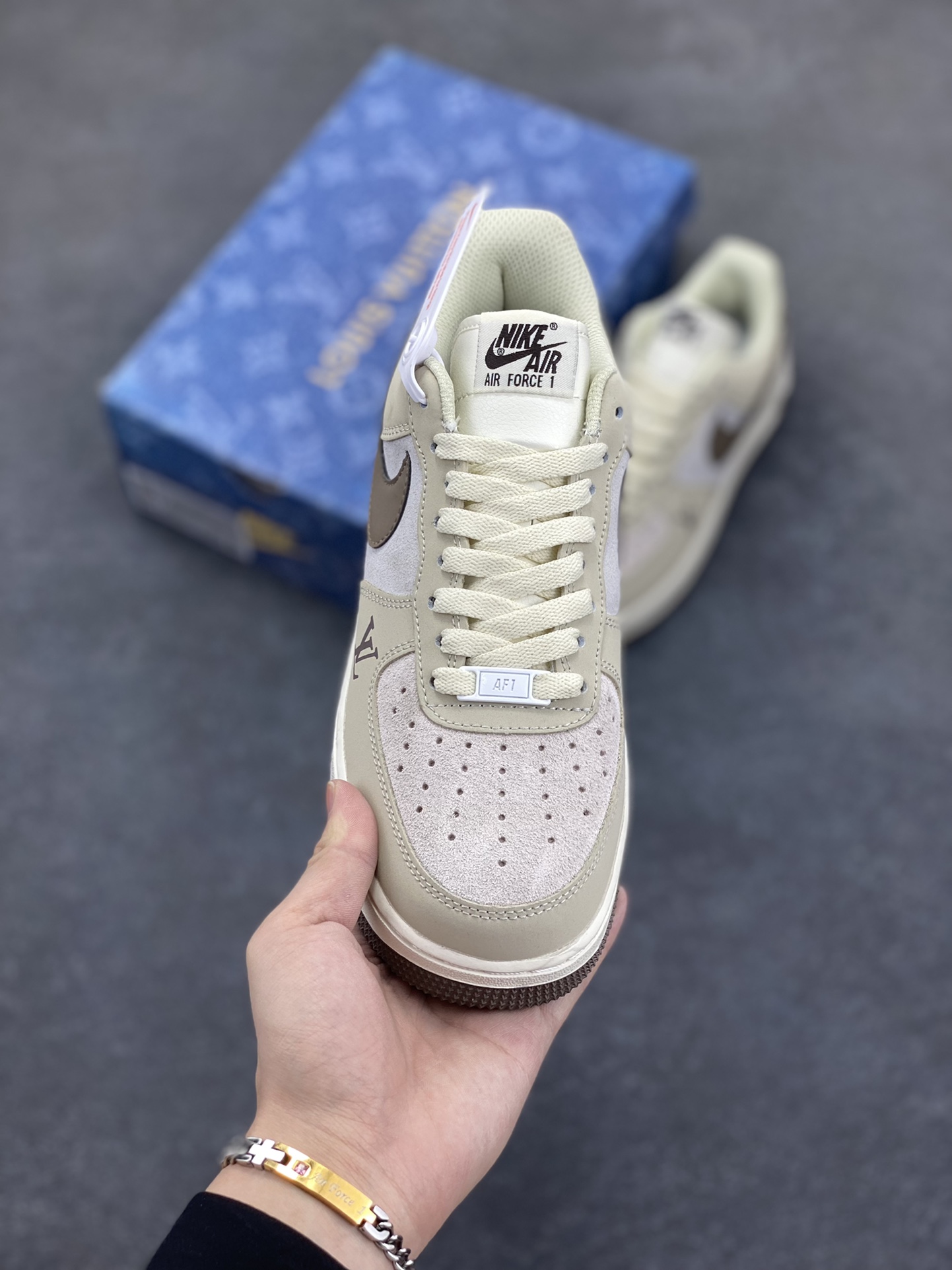 图片[2]-Nike Air Force 1 Low 空军一号低帮百搭休闲运动板鞋。柔软、弹性十足的缓震性能和出色的中底设计，横跨复古与现代的外型结合，造就出风靡全球三十多年的Force 1，直到今天还深受青睐。 货号：BS6055-301 尺码：36 36.5 37.5 38 38.5 39 40 40.5 41 42 42.5 43 44 44.5 45-选品中心