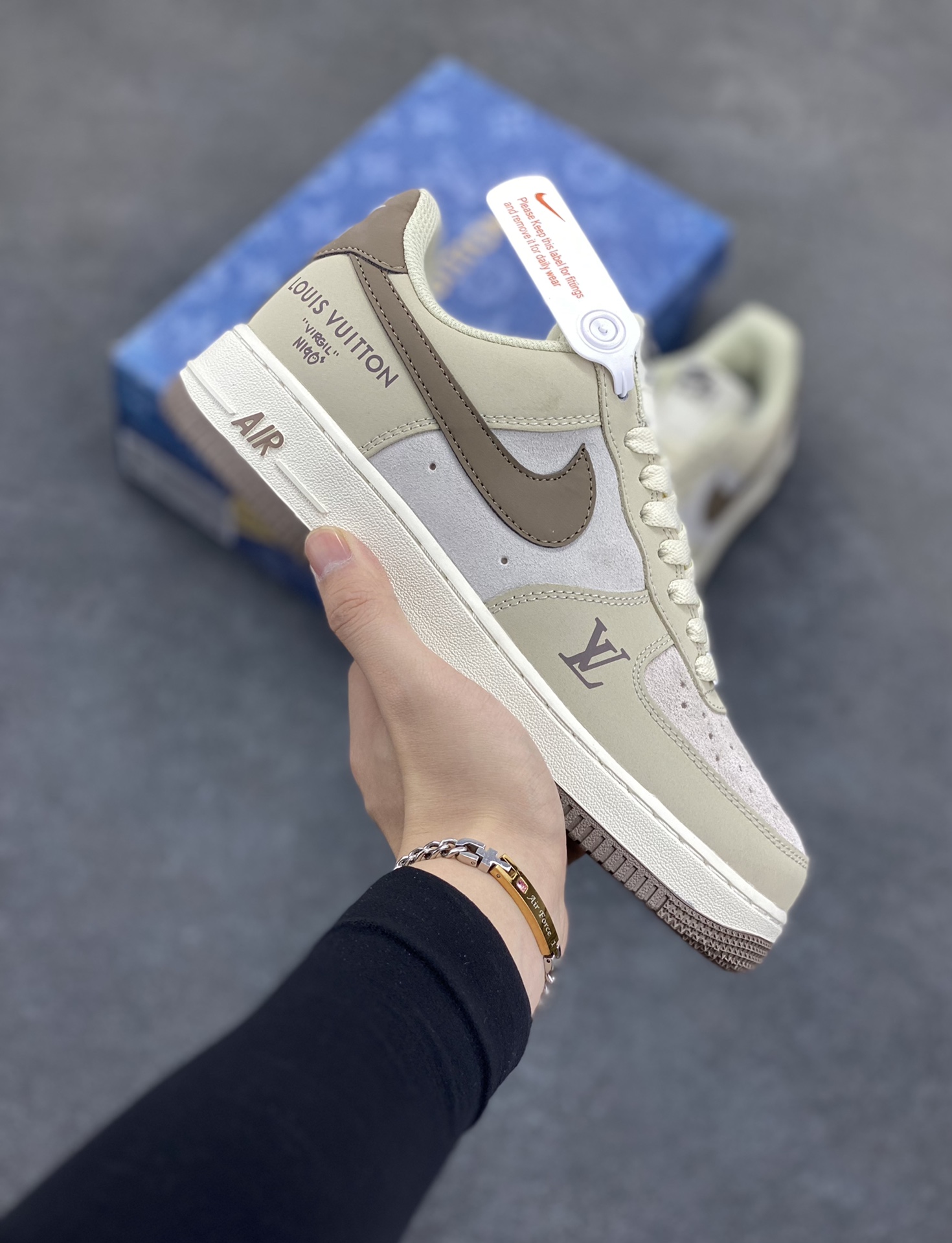 Nike Air Force 1 Low 空军一号低帮百搭休闲运动板鞋。柔软、弹性十足的缓震性能和出色的中底设计,横跨复古与现代的外型结合,造就出风靡全球三十多年的Force 1,直到今天还深受青睐。 货号:BS6055-301 尺码:36 36.5 37.5 38 38.5 39 40 40.5 41 42 42.5 43 44 44.5 45-选品中心