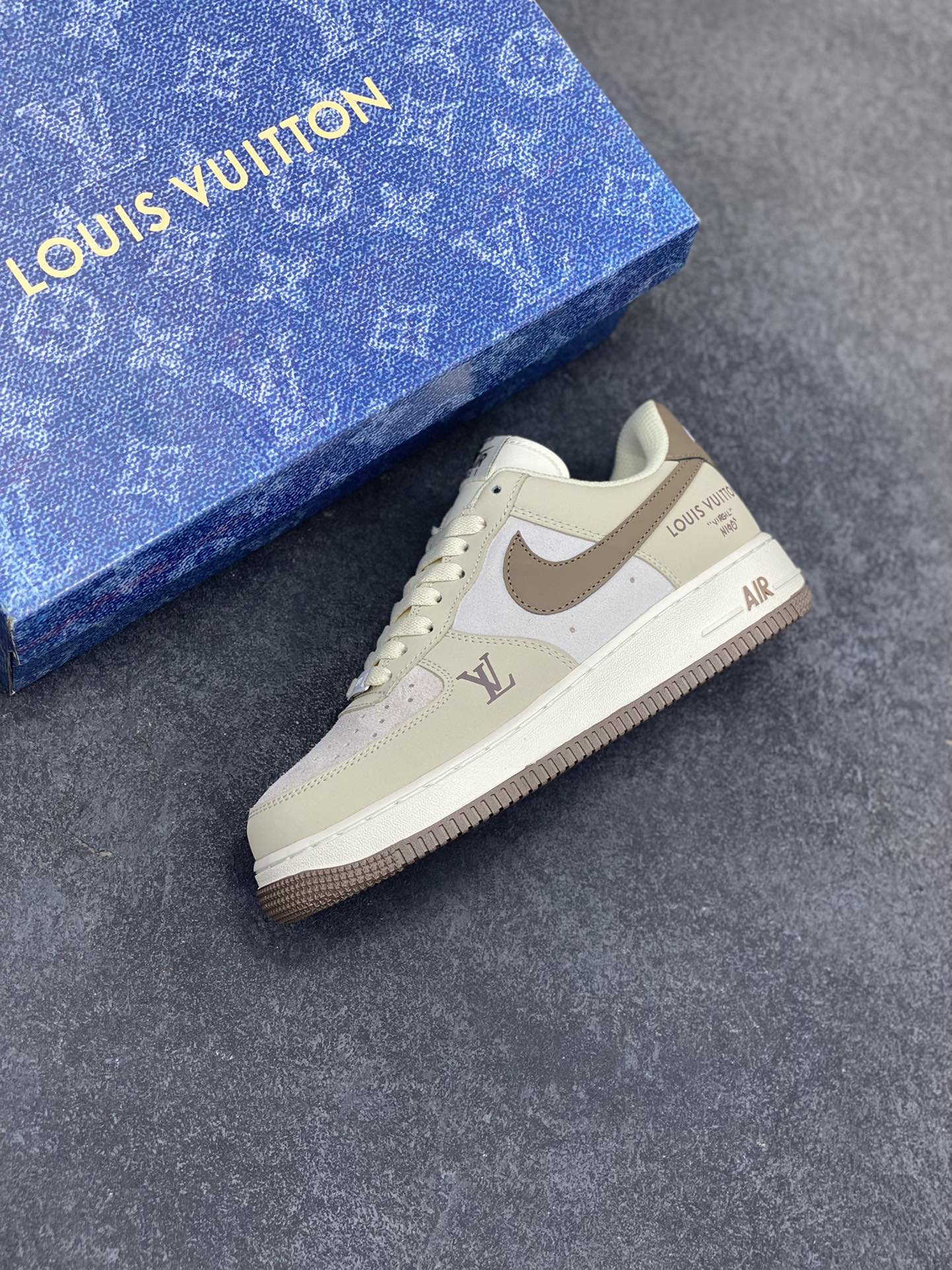 图片[7]-Nike Air Force 1 Low 空军一号低帮百搭休闲运动板鞋。柔软、弹性十足的缓震性能和出色的中底设计，横跨复古与现代的外型结合，造就出风靡全球三十多年的Force 1，直到今天还深受青睐。 货号：BS6055-301 尺码：36 36.5 37.5 38 38.5 39 40 40.5 41 42 42.5 43 44 44.5 45-选品中心