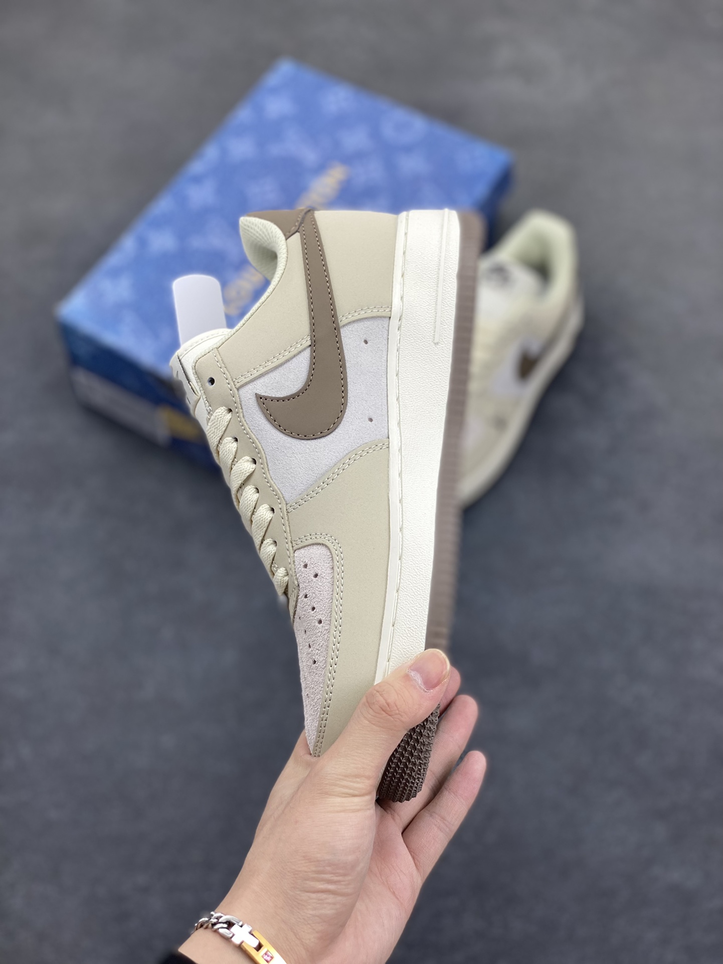 图片[3]-Nike Air Force 1 Low 空军一号低帮百搭休闲运动板鞋。柔软、弹性十足的缓震性能和出色的中底设计，横跨复古与现代的外型结合，造就出风靡全球三十多年的Force 1，直到今天还深受青睐。 货号：BS6055-301 尺码：36 36.5 37.5 38 38.5 39 40 40.5 41 42 42.5 43 44 44.5 45-选品中心