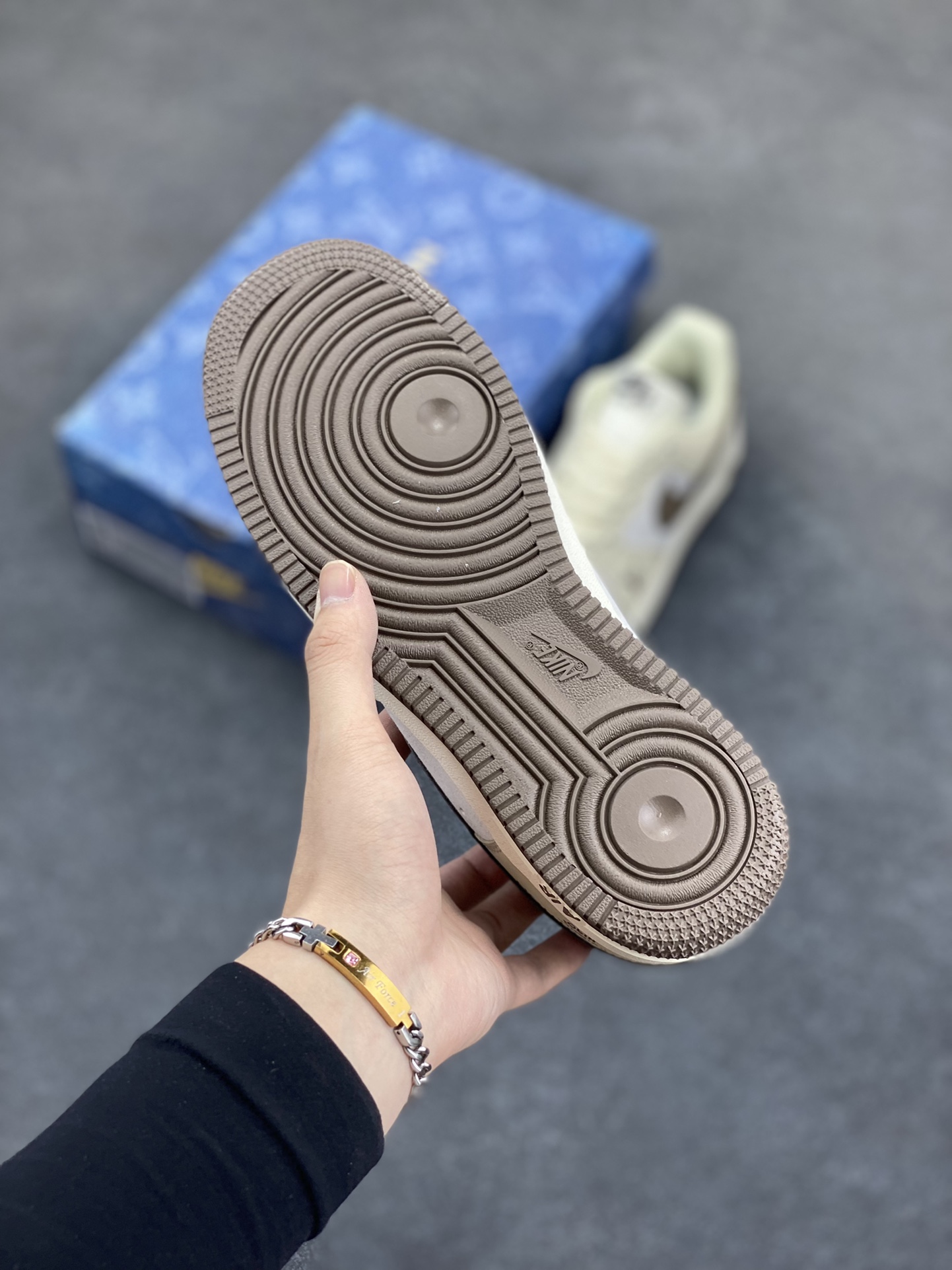 图片[5]-Nike Air Force 1 Low 空军一号低帮百搭休闲运动板鞋。柔软、弹性十足的缓震性能和出色的中底设计，横跨复古与现代的外型结合，造就出风靡全球三十多年的Force 1，直到今天还深受青睐。 货号：BS6055-301 尺码：36 36.5 37.5 38 38.5 39 40 40.5 41 42 42.5 43 44 44.5 45-选品中心