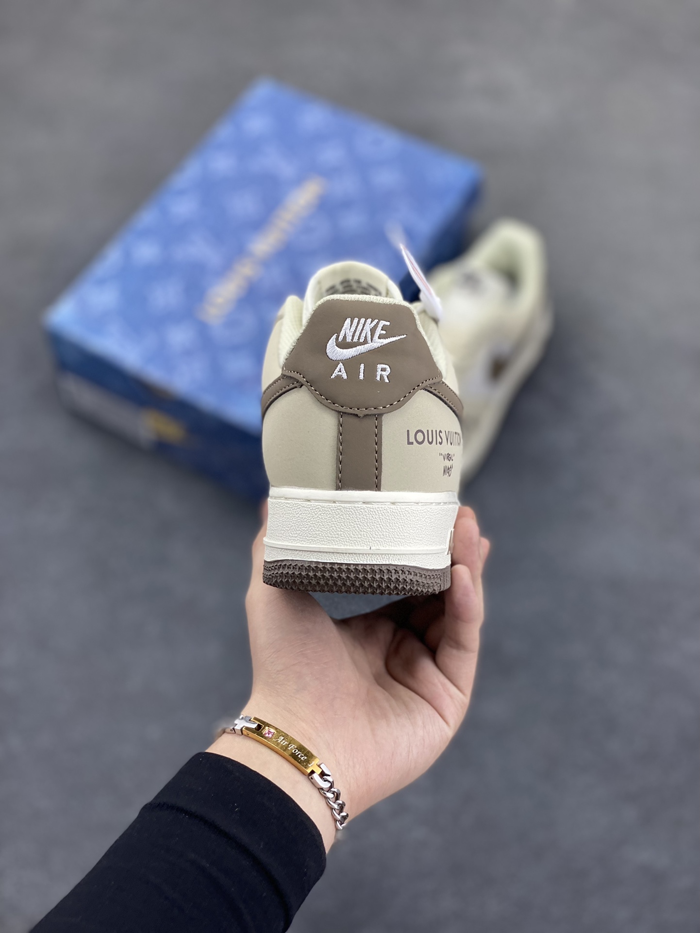 图片[4]-Nike Air Force 1 Low 空军一号低帮百搭休闲运动板鞋。柔软、弹性十足的缓震性能和出色的中底设计，横跨复古与现代的外型结合，造就出风靡全球三十多年的Force 1，直到今天还深受青睐。 货号：BS6055-301 尺码：36 36.5 37.5 38 38.5 39 40 40.5 41 42 42.5 43 44 44.5 45-选品中心
