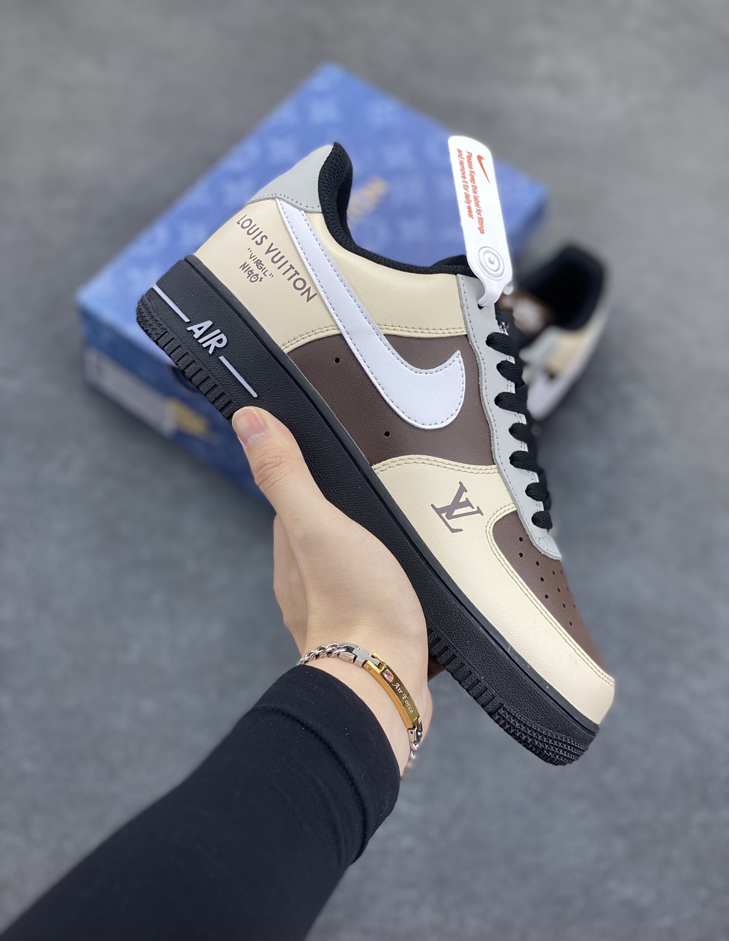 Nike Air Force 1 Low 空军一号低帮百搭休闲运动板鞋。柔软、弹性十足的缓震性能和出色的中底设计，横跨复古与现代的外型结合，造就出风靡全球三十多年的Force 1，直到今天还深受青睐。 货号：808788-625 尺码：36 36.5 37.5 38 38.5 39 40 40.5 41 42 42.5 43 44 44.5 45-选品中心