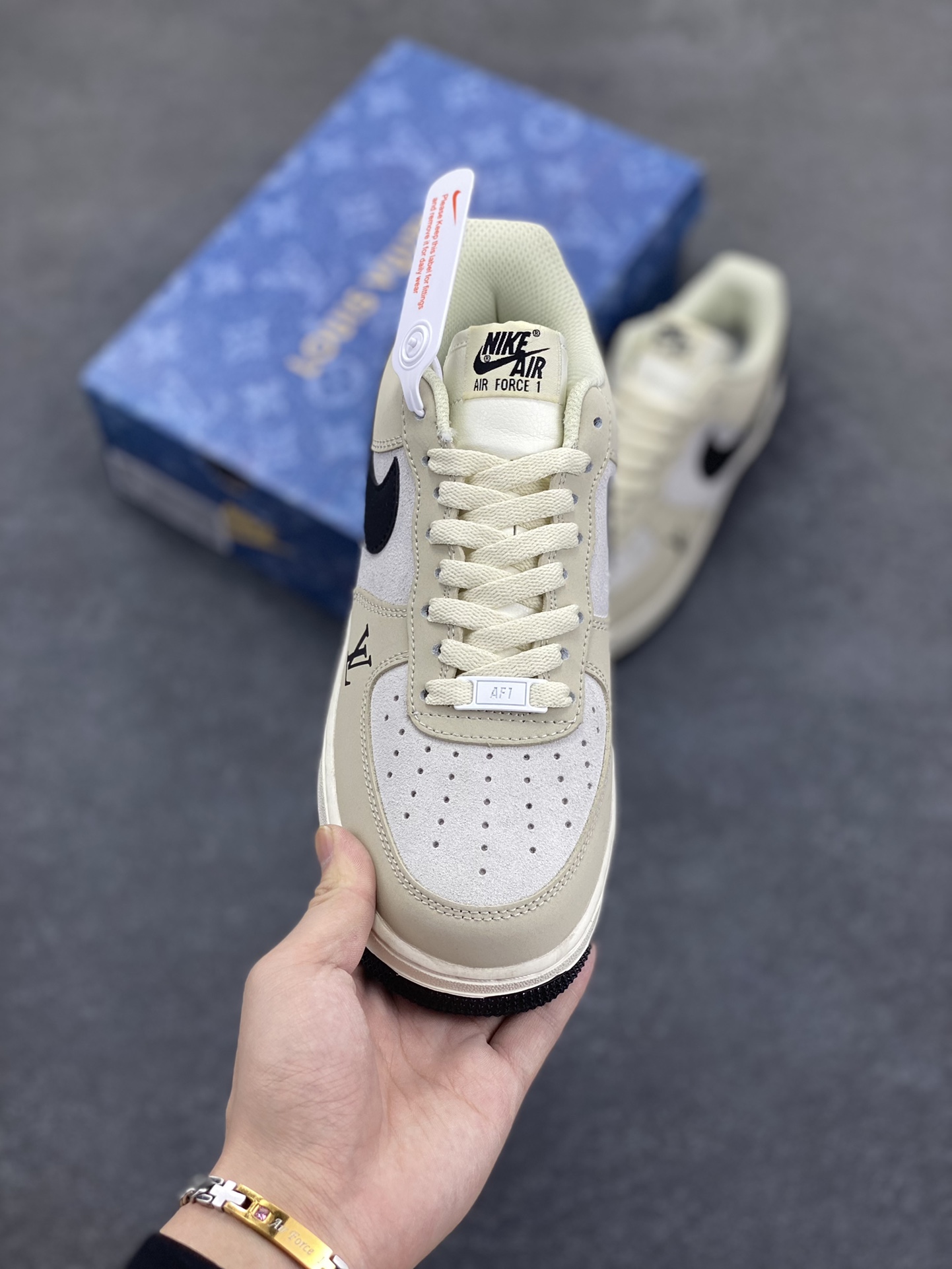 图片[2]-Nike Air Force 1 Low 空军一号低帮百搭休闲运动板鞋。柔软、弹性十足的缓震性能和出色的中底设计，横跨复古与现代的外型结合，造就出风靡全球三十多年的Force 1，直到今天还深受青睐。 货号：BS8856-820 尺码：36 36.5 37.5 38 38.5 39 40 40.5 41 42 42.5 43 44 44.5 45-选品中心