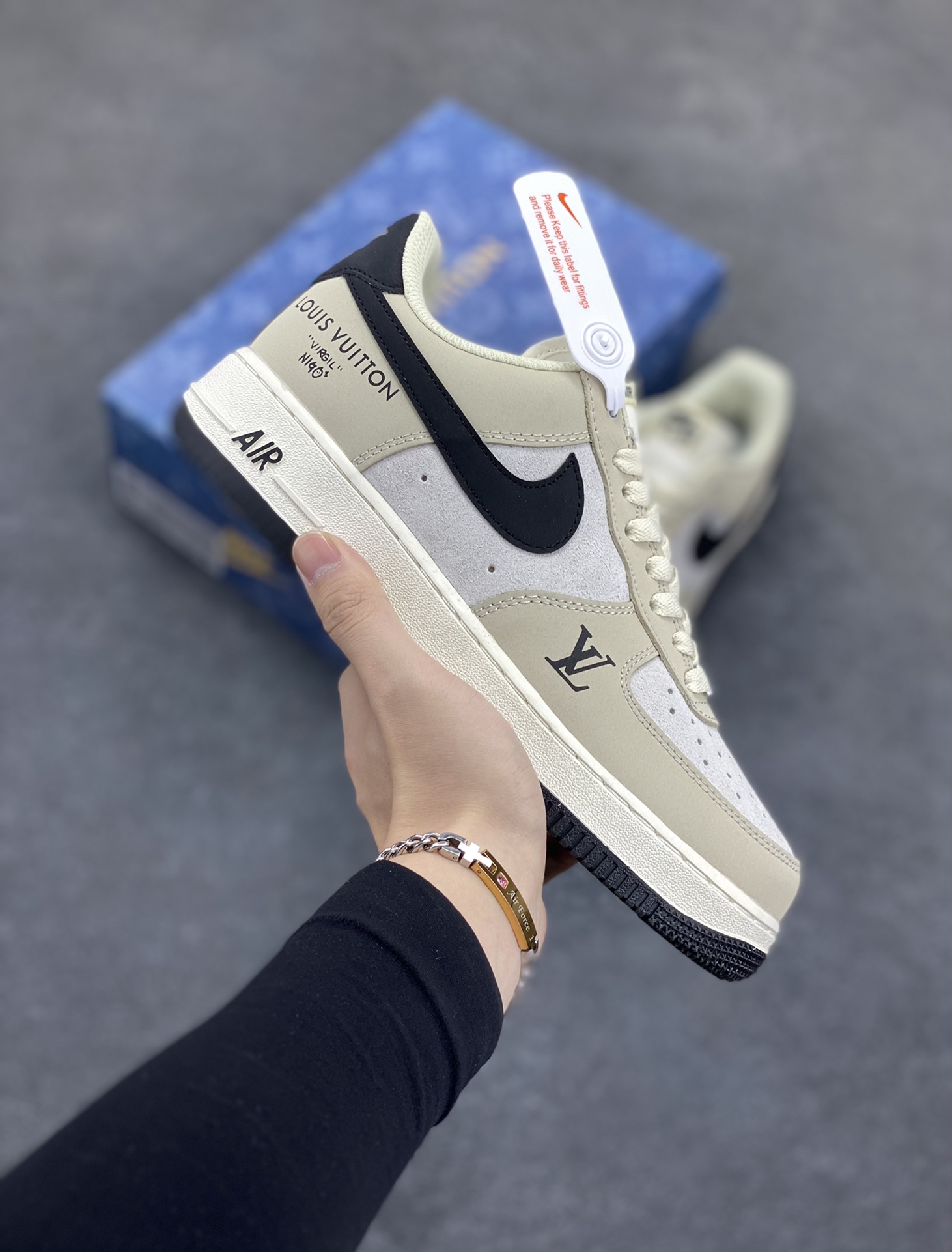 Nike Air Force 1 Low 空军一号低帮百搭休闲运动板鞋。柔软、弹性十足的缓震性能和出色的中底设计，横跨复古与现代的外型结合，造就出风靡全球三十多年的Force 1，直到今天还深受青睐。 货号：BS8856-820 尺码：36 36.5 37.5 38 38.5 39 40 40.5 41 42 42.5 43 44 44.5 45-选品中心