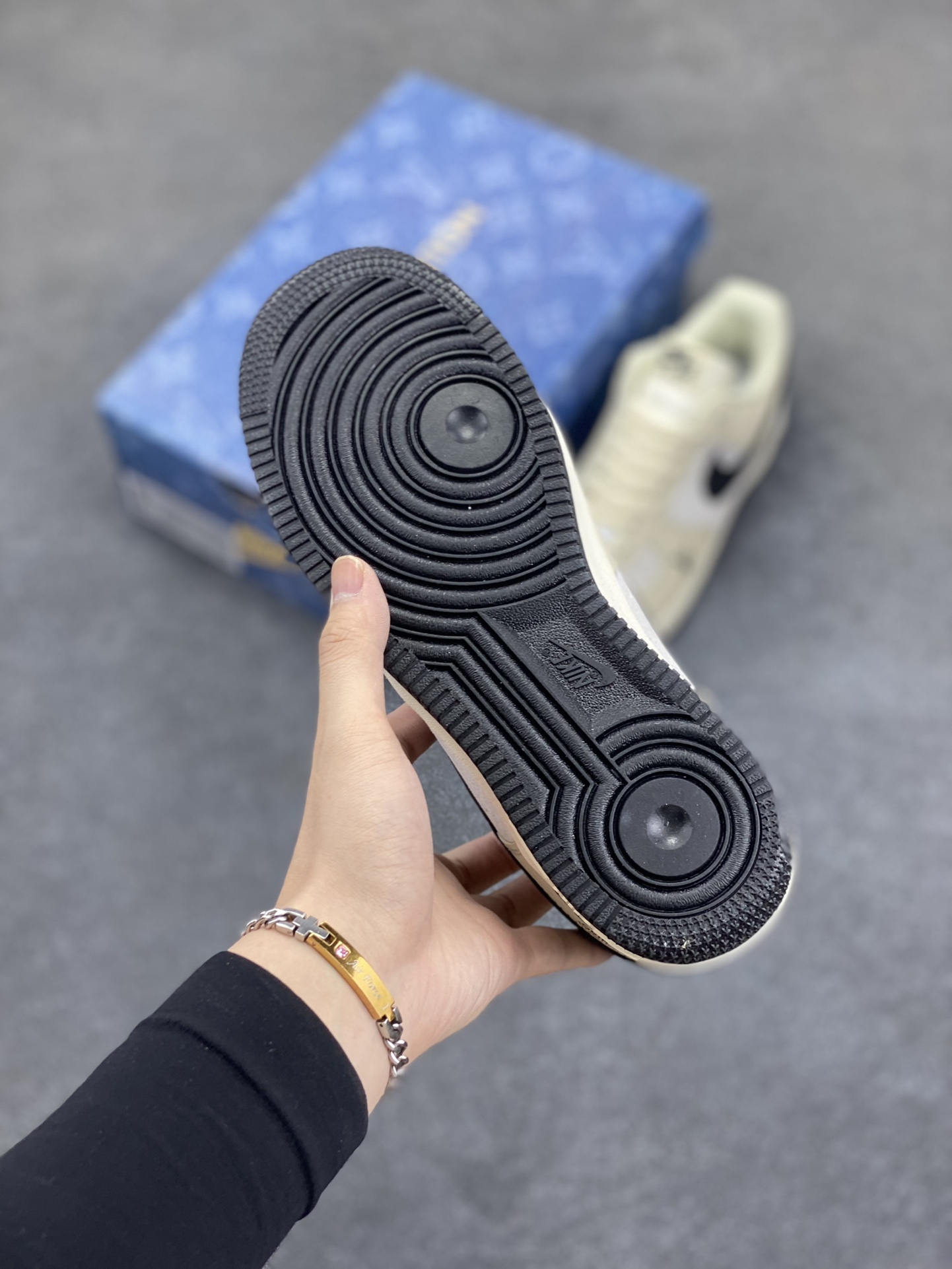 图片[5]-Nike Air Force 1 Low 空军一号低帮百搭休闲运动板鞋。柔软、弹性十足的缓震性能和出色的中底设计，横跨复古与现代的外型结合，造就出风靡全球三十多年的Force 1，直到今天还深受青睐。 货号：BS8856-820 尺码：36 36.5 37.5 38 38.5 39 40 40.5 41 42 42.5 43 44 44.5 45-选品中心