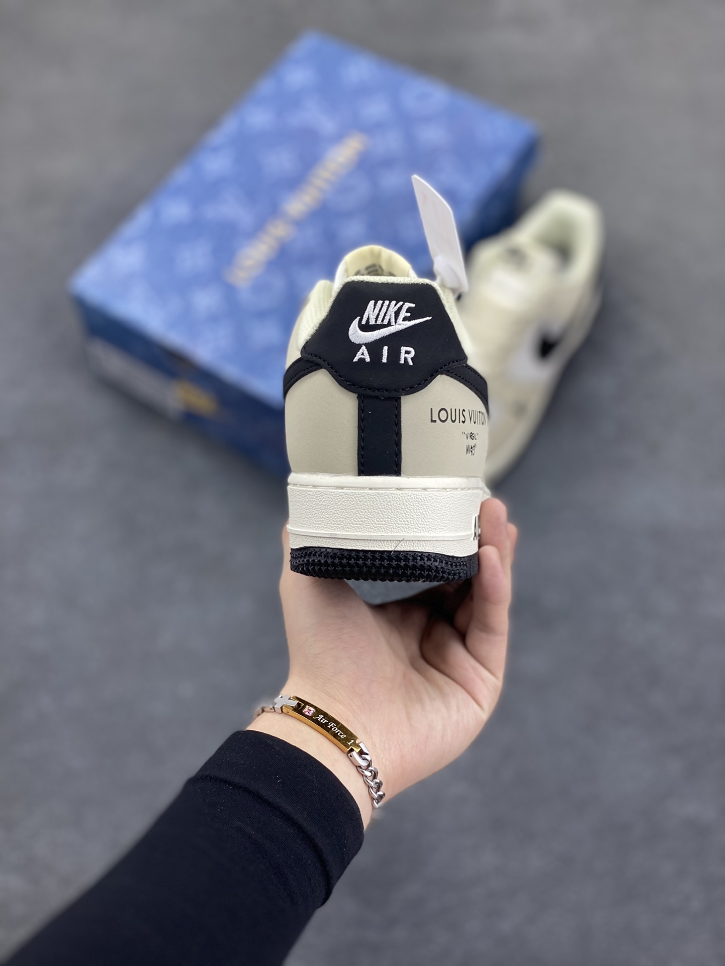 图片[4]-Nike Air Force 1 Low 空军一号低帮百搭休闲运动板鞋。柔软、弹性十足的缓震性能和出色的中底设计，横跨复古与现代的外型结合，造就出风靡全球三十多年的Force 1，直到今天还深受青睐。 货号：BS8856-820 尺码：36 36.5 37.5 38 38.5 39 40 40.5 41 42 42.5 43 44 44.5 45-选品中心