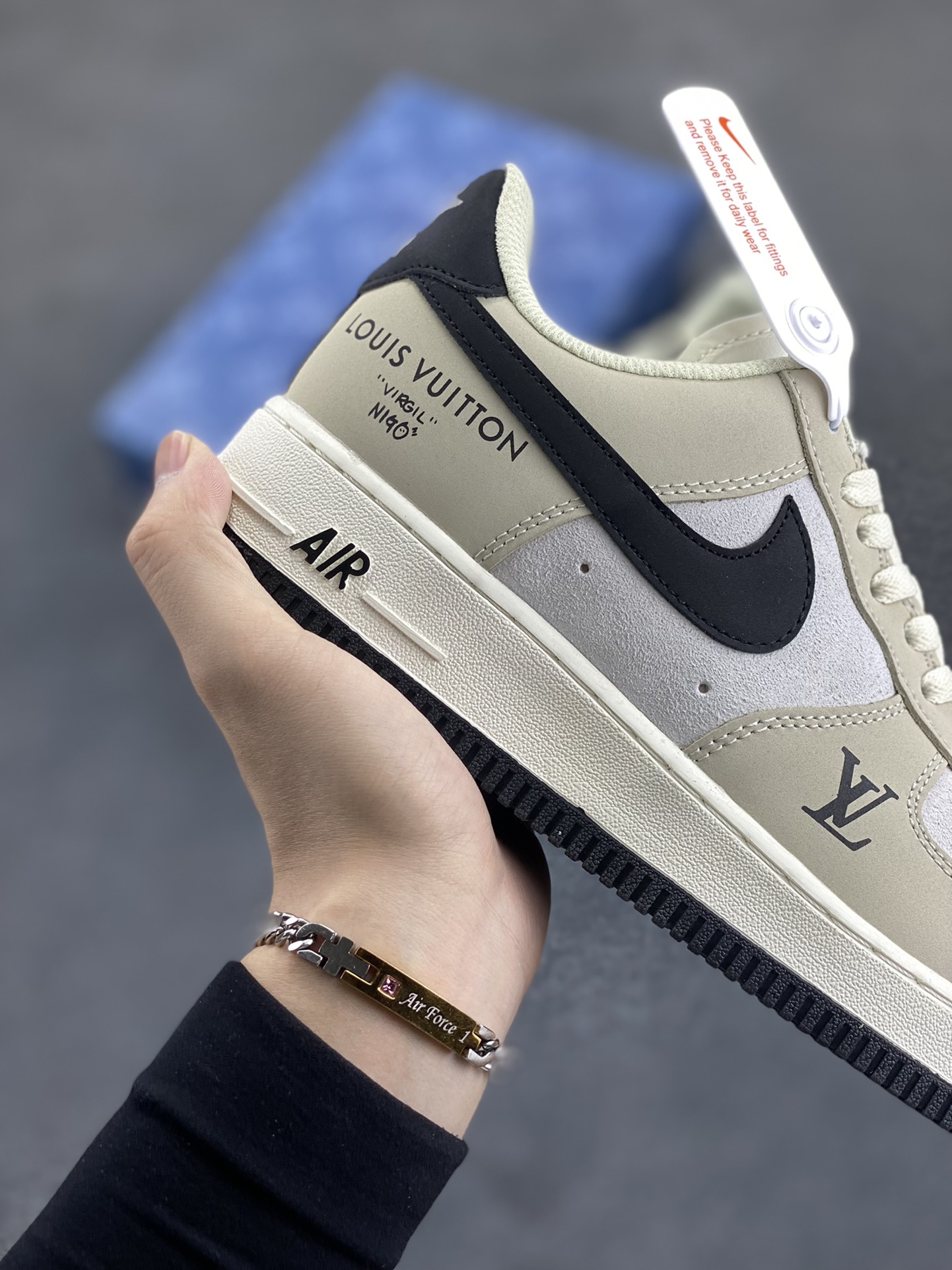 图片[6]-Nike Air Force 1 Low 空军一号低帮百搭休闲运动板鞋。柔软、弹性十足的缓震性能和出色的中底设计，横跨复古与现代的外型结合，造就出风靡全球三十多年的Force 1，直到今天还深受青睐。 货号：BS8856-820 尺码：36 36.5 37.5 38 38.5 39 40 40.5 41 42 42.5 43 44 44.5 45-选品中心
