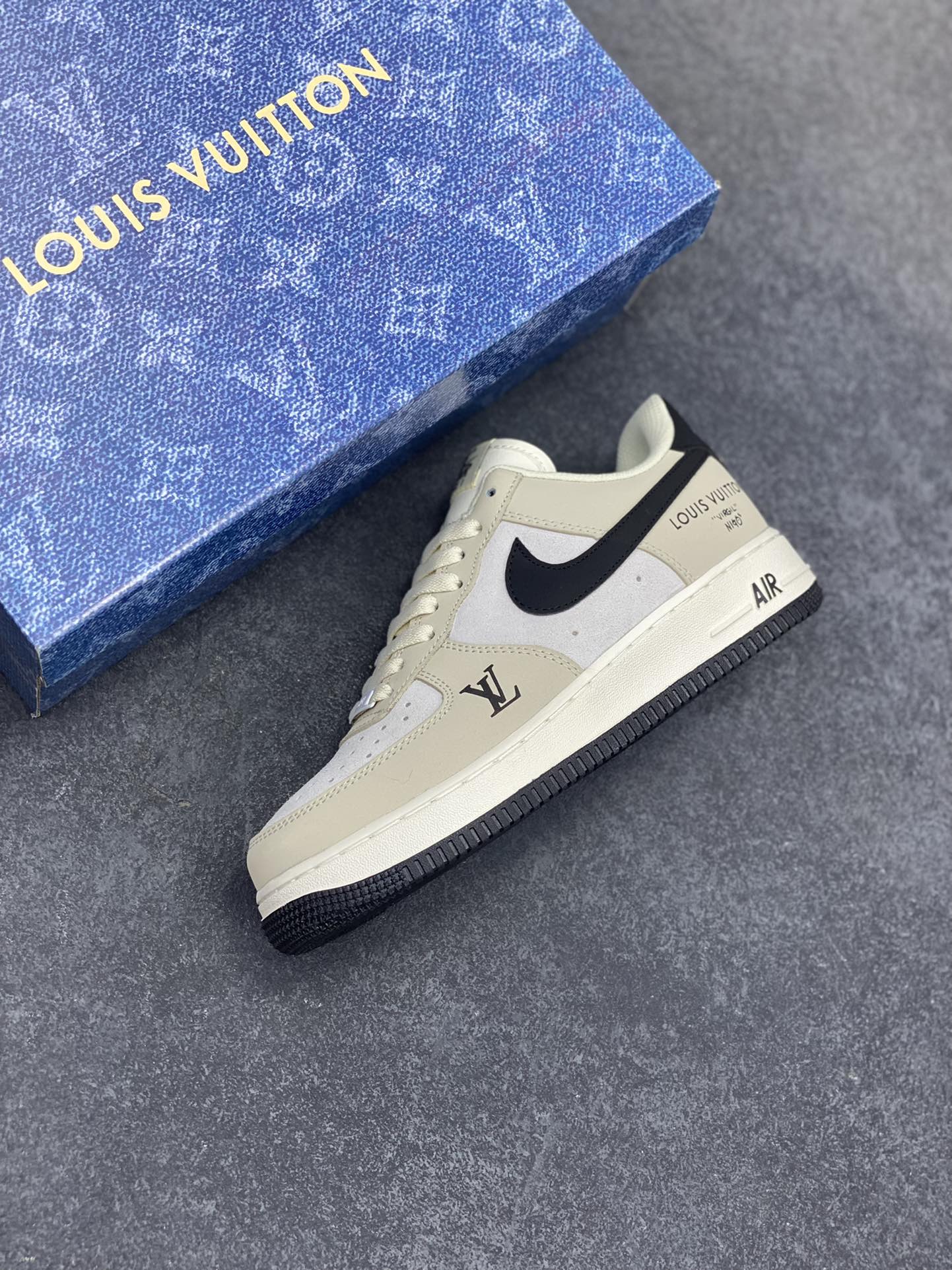 图片[7]-Nike Air Force 1 Low 空军一号低帮百搭休闲运动板鞋。柔软、弹性十足的缓震性能和出色的中底设计，横跨复古与现代的外型结合，造就出风靡全球三十多年的Force 1，直到今天还深受青睐。 货号：BS8856-820 尺码：36 36.5 37.5 38 38.5 39 40 40.5 41 42 42.5 43 44 44.5 45-选品中心