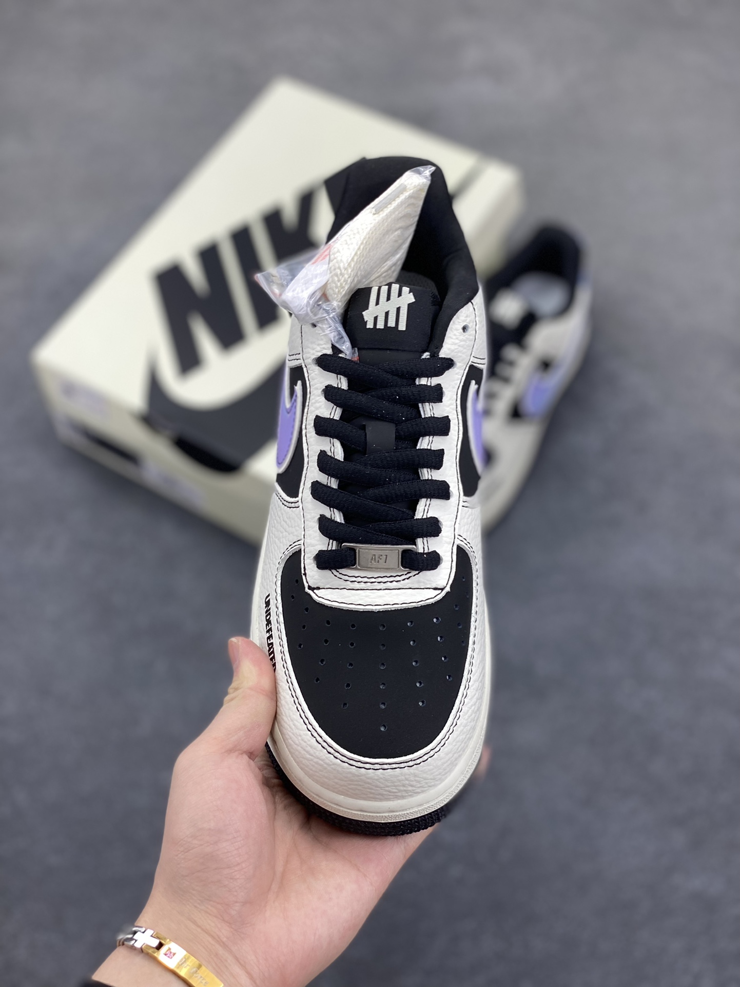 图片[2]-NIke Air Force 1 \’07 Low “UN联名”空军一号 低帮 运动鞋 休闲鞋 折边针车 工艺难度大 原楦头原纸板 原装鞋盒 定制五金配件 内置全掌气垫 原厂鞋底 货号：SC9207-528 尺码：36 36.5 37.5 38 38.5 39 40 40.5 41 42 42.5 43 44 44.5 45-选品中心