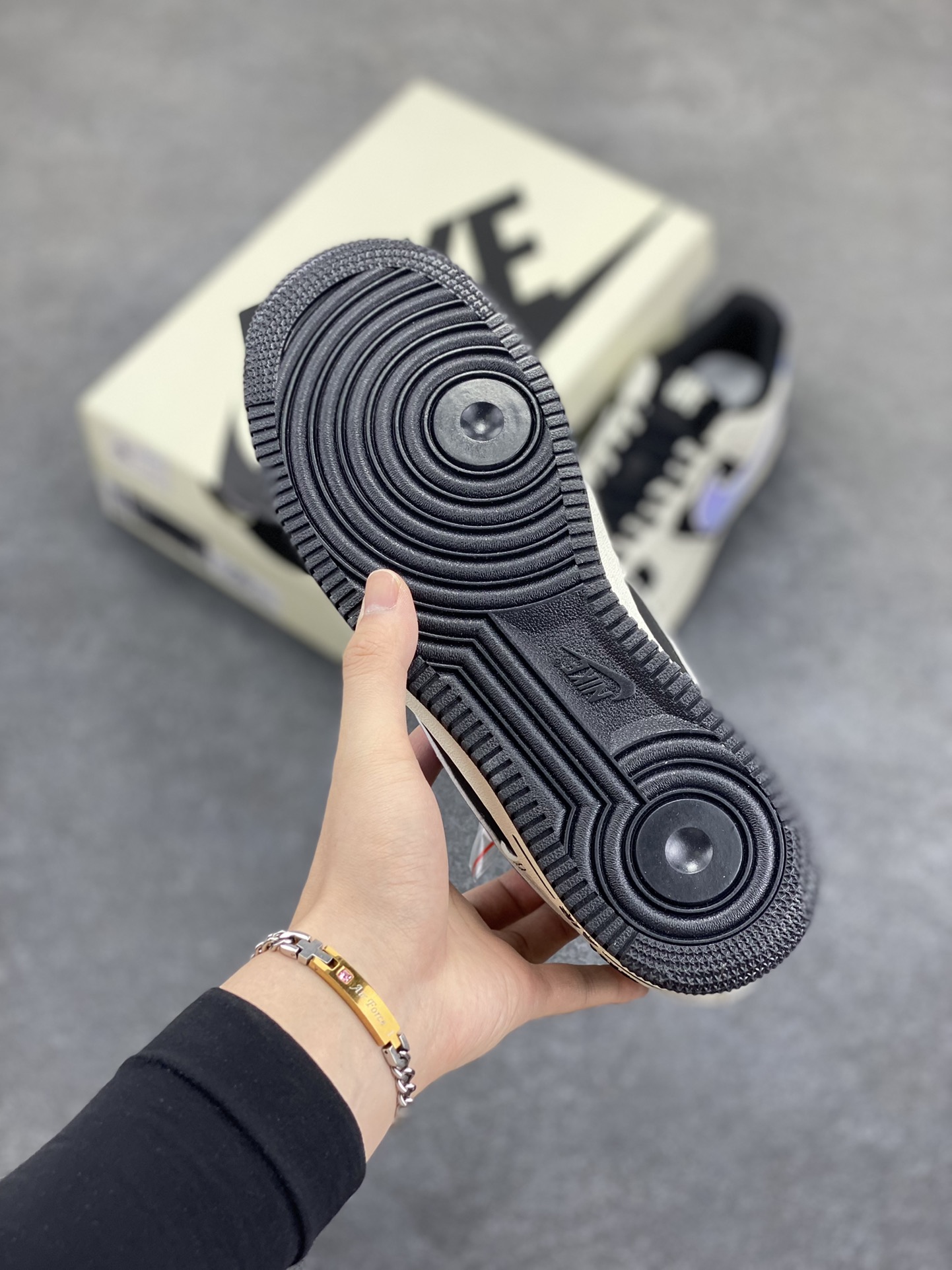 图片[5]-NIke Air Force 1 \’07 Low “UN联名”空军一号 低帮 运动鞋 休闲鞋 折边针车 工艺难度大 原楦头原纸板 原装鞋盒 定制五金配件 内置全掌气垫 原厂鞋底 货号：SC9207-528 尺码：36 36.5 37.5 38 38.5 39 40 40.5 41 42 42.5 43 44 44.5 45-选品中心