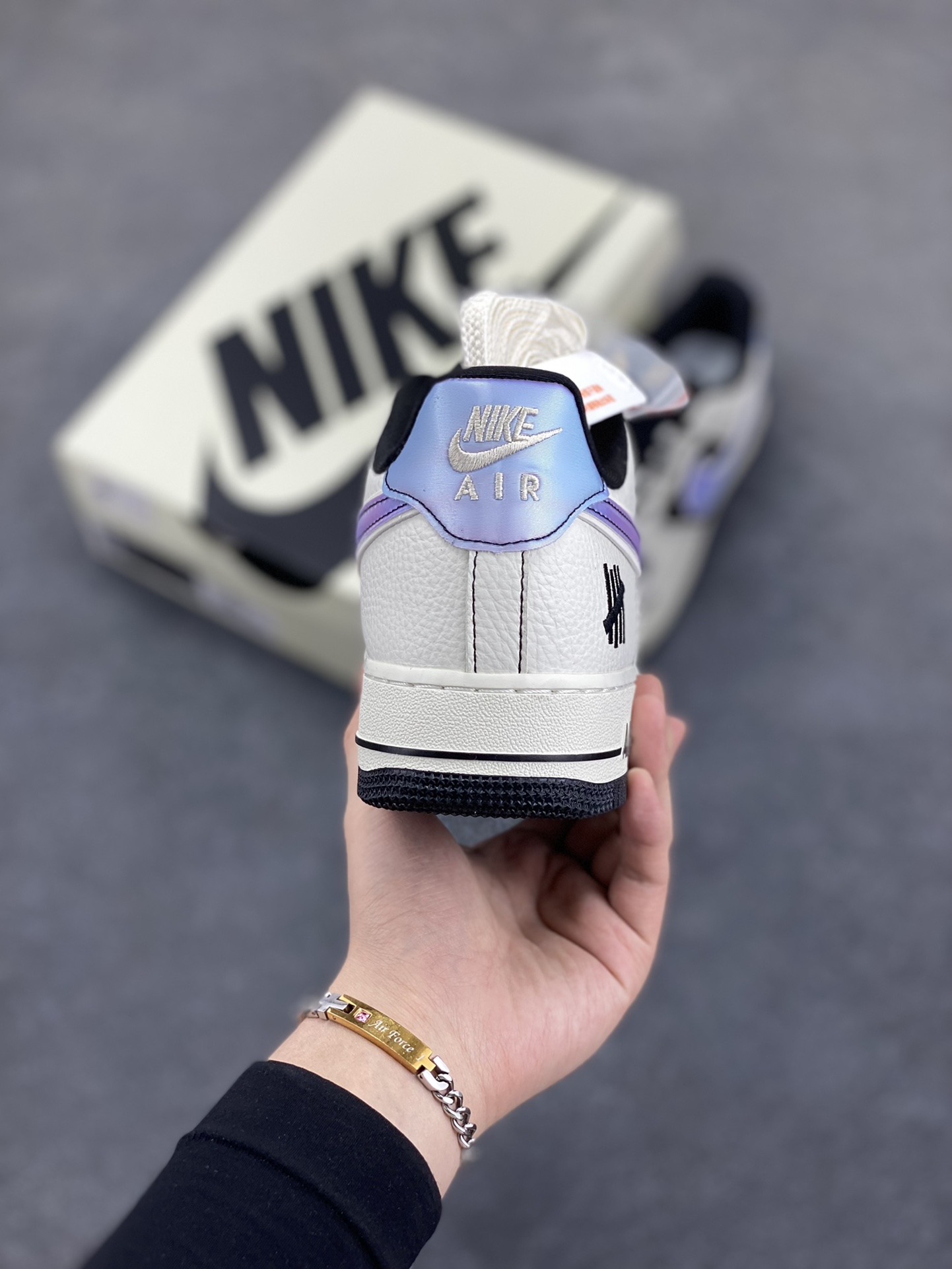 图片[4]-NIke Air Force 1 \’07 Low “UN联名”空军一号 低帮 运动鞋 休闲鞋 折边针车 工艺难度大 原楦头原纸板 原装鞋盒 定制五金配件 内置全掌气垫 原厂鞋底 货号：SC9207-528 尺码：36 36.5 37.5 38 38.5 39 40 40.5 41 42 42.5 43 44 44.5 45-选品中心