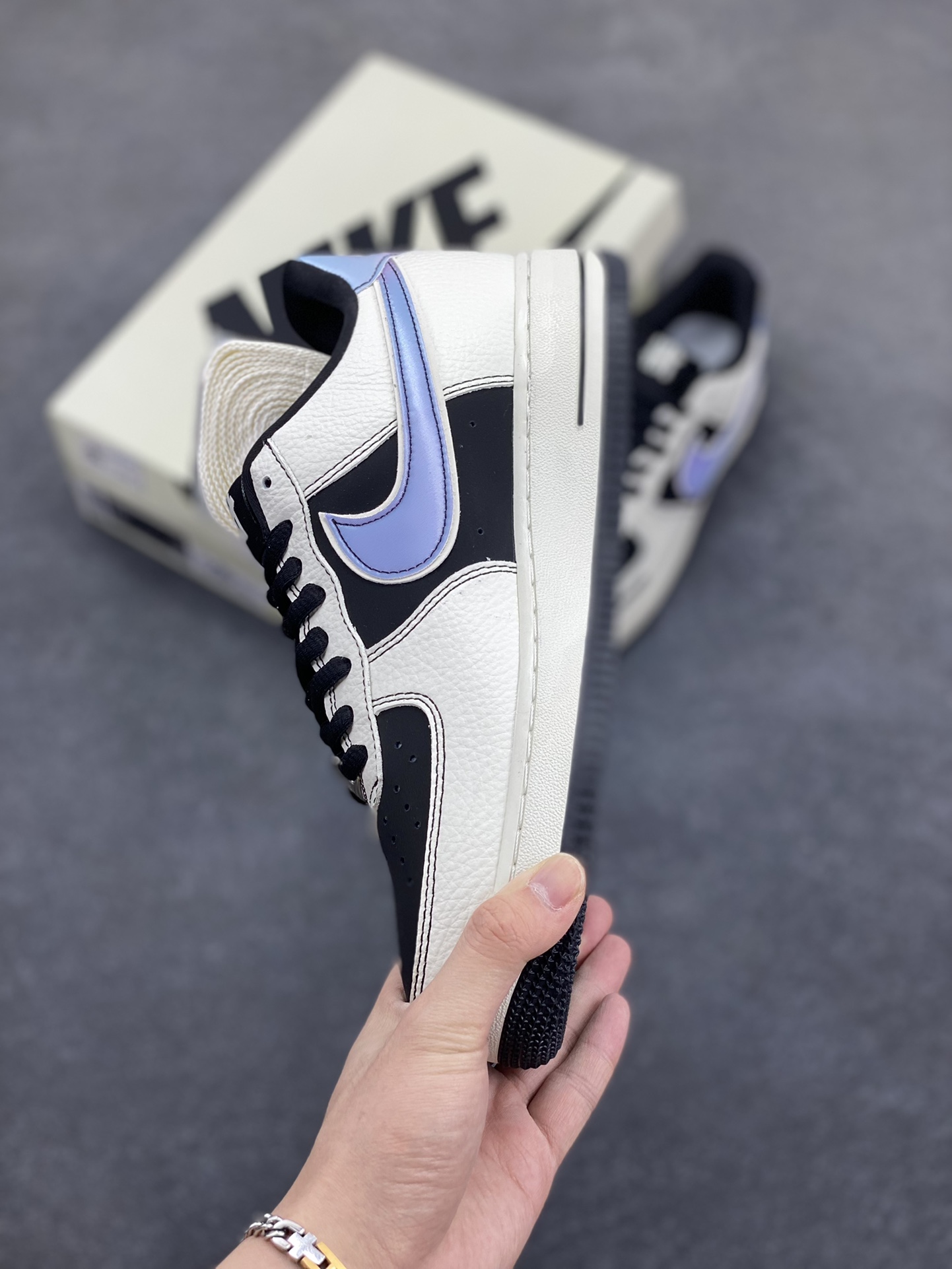 图片[3]-NIke Air Force 1 \’07 Low “UN联名”空军一号 低帮 运动鞋 休闲鞋 折边针车 工艺难度大 原楦头原纸板 原装鞋盒 定制五金配件 内置全掌气垫 原厂鞋底 货号：SC9207-528 尺码：36 36.5 37.5 38 38.5 39 40 40.5 41 42 42.5 43 44 44.5 45-选品中心