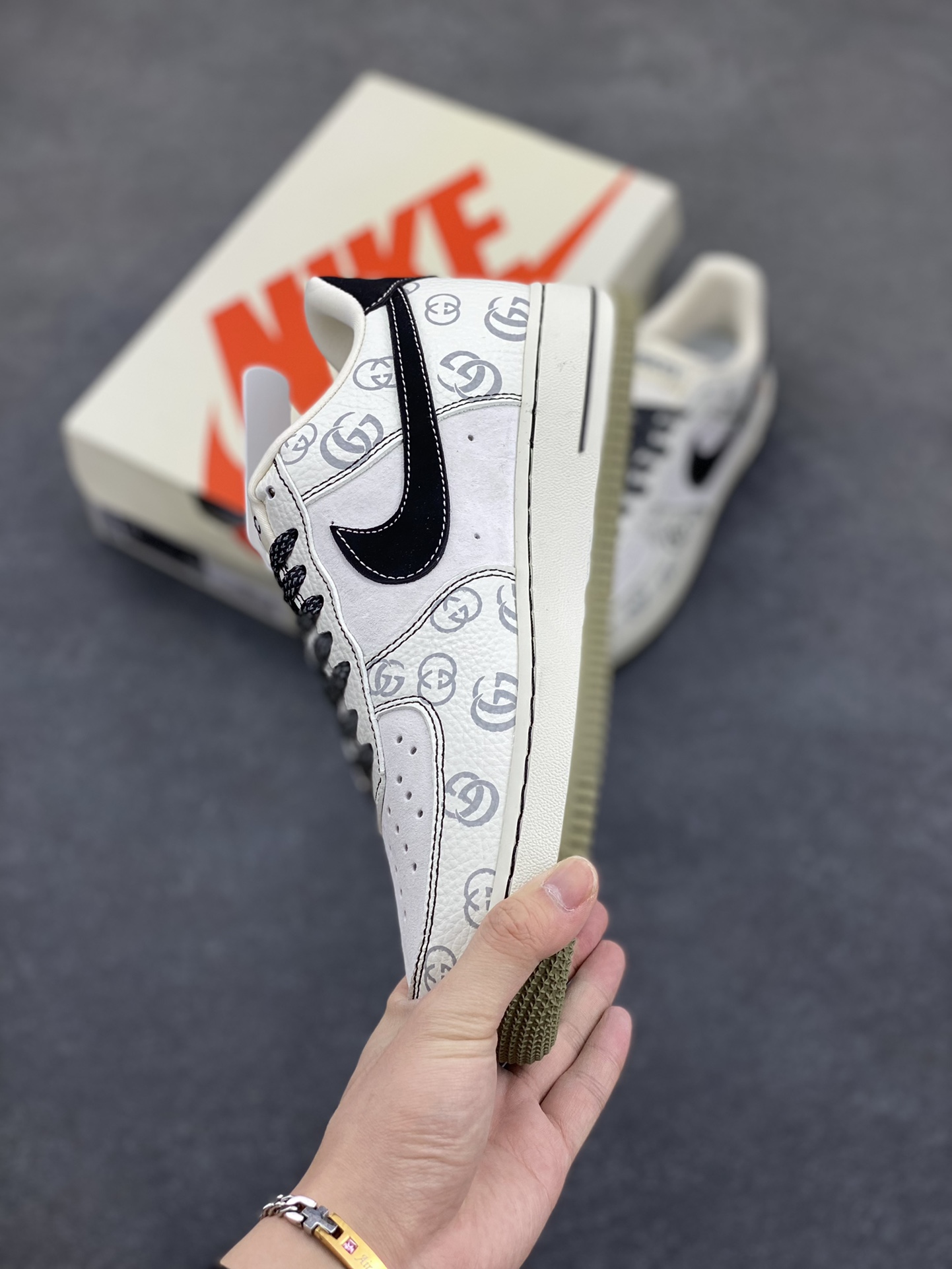 图片[3]-NIke Air Force 1 \’07 Low “古驰联名–经典花纹”空军一号 低帮 运动鞋 休闲鞋 折边针车 工艺难度大 原楦头原纸板 原装鞋盒 定制五金配件 内置全掌气垫 原厂鞋底 货号：CH6336-516 尺码：36 36.5 37.5 38 38.5 39 40 40.5 41 42 42.5 43 44 44.5 45-选品中心