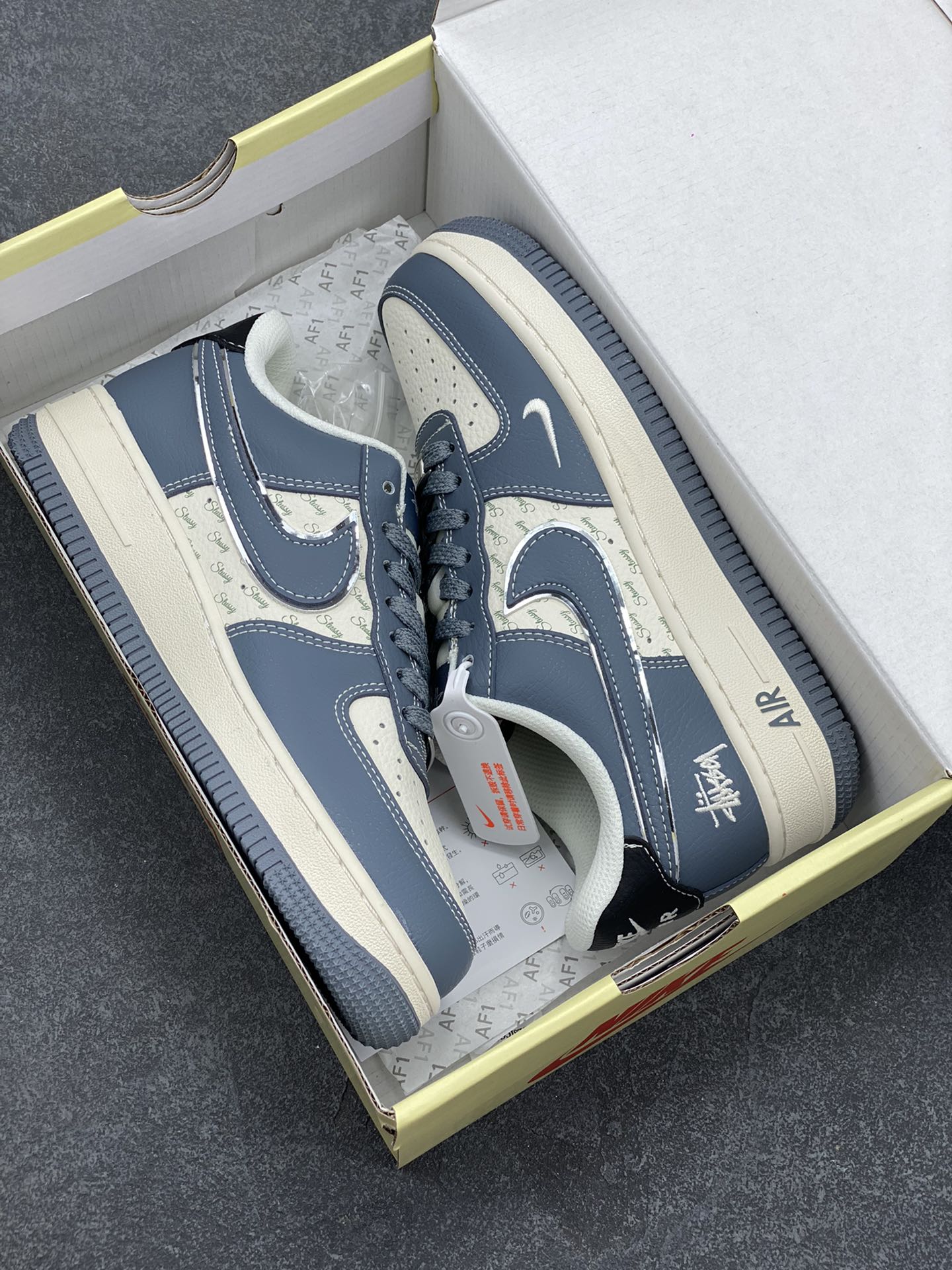 图片[9]-NIke Air Force 1 \’07 Low “斯图西联名——灰黑尾”空军一号 低帮 运动鞋 休闲鞋 折边针车 工艺难度大 原楦头原纸板 原装鞋盒 定制五金配件 内置全掌气垫 原厂鞋底 货号：XS1958-553 尺码：36 36.5 37.5 38 38.5 39 40 40.5 41 42 42.5 43 44 44.5 45-选品中心