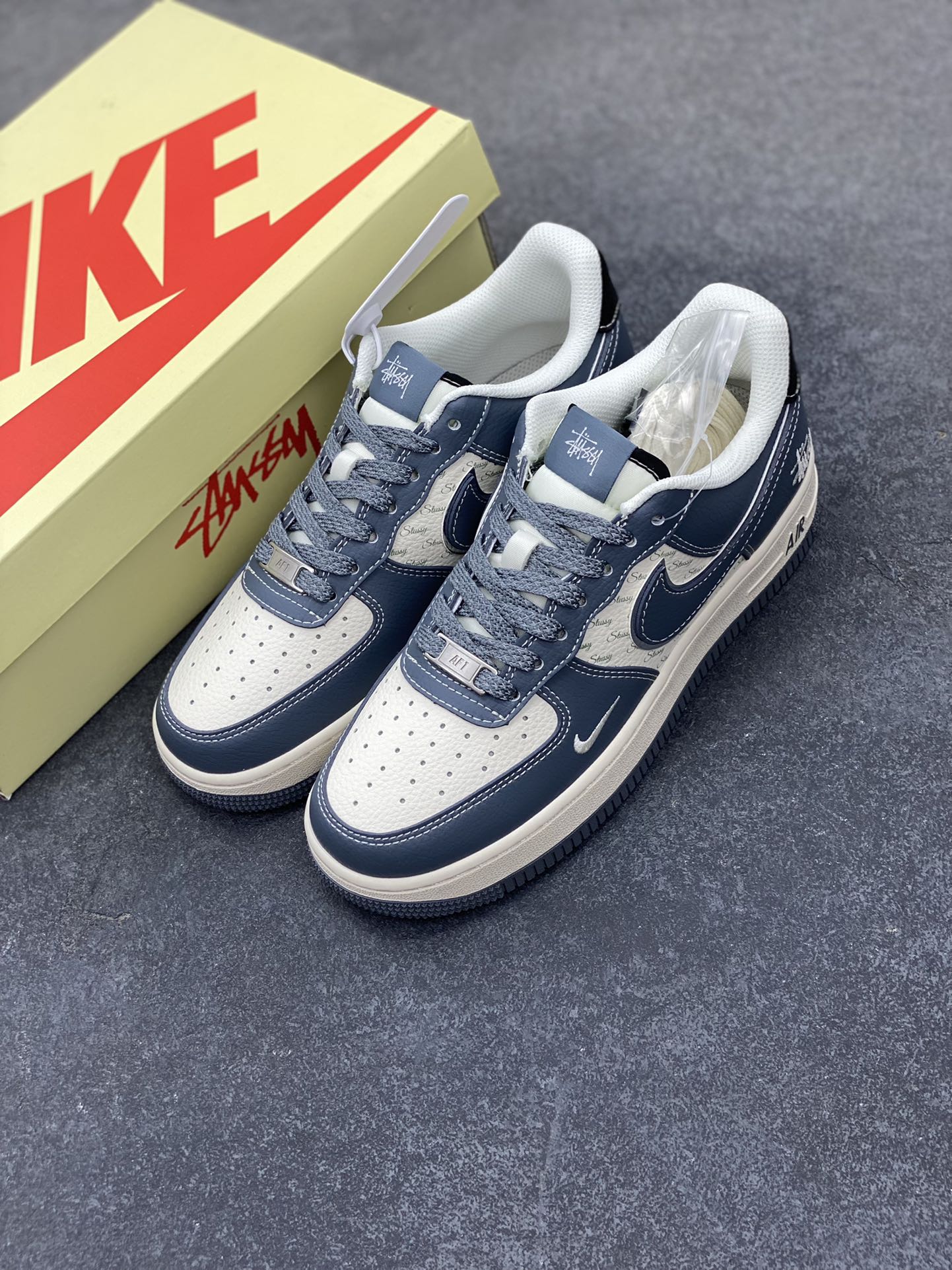 图片[8]-NIke Air Force 1 \’07 Low “斯图西联名——灰黑尾”空军一号 低帮 运动鞋 休闲鞋 折边针车 工艺难度大 原楦头原纸板 原装鞋盒 定制五金配件 内置全掌气垫 原厂鞋底 货号：XS1958-553 尺码：36 36.5 37.5 38 38.5 39 40 40.5 41 42 42.5 43 44 44.5 45-选品中心