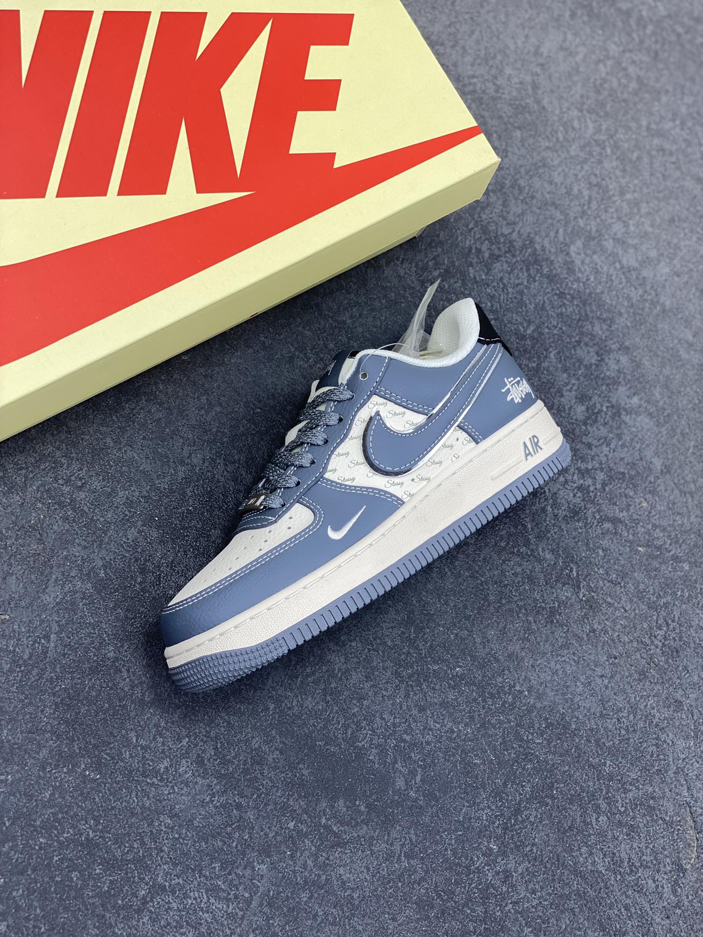 图片[7]-NIke Air Force 1 \’07 Low “斯图西联名——灰黑尾”空军一号 低帮 运动鞋 休闲鞋 折边针车 工艺难度大 原楦头原纸板 原装鞋盒 定制五金配件 内置全掌气垫 原厂鞋底 货号：XS1958-553 尺码：36 36.5 37.5 38 38.5 39 40 40.5 41 42 42.5 43 44 44.5 45-选品中心