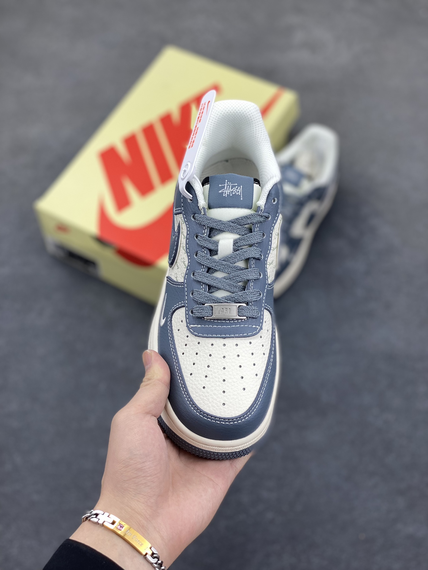 图片[2]-NIke Air Force 1 \’07 Low “斯图西联名——灰黑尾”空军一号 低帮 运动鞋 休闲鞋 折边针车 工艺难度大 原楦头原纸板 原装鞋盒 定制五金配件 内置全掌气垫 原厂鞋底 货号：XS1958-553 尺码：36 36.5 37.5 38 38.5 39 40 40.5 41 42 42.5 43 44 44.5 45-选品中心