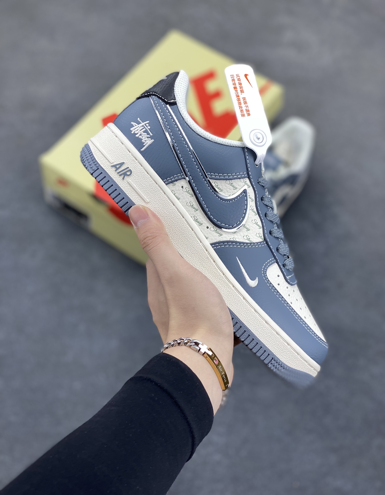 NIke Air Force 1 \’07 Low “斯图西联名——灰黑尾”空军一号 低帮 运动鞋 休闲鞋 折边针车 工艺难度大 原楦头原纸板 原装鞋盒 定制五金配件 内置全掌气垫 原厂鞋底 货号：XS1958-553 尺码：36 36.5 37.5 38 38.5 39 40 40.5 41 42 42.5 43 44 44.5 45-选品中心