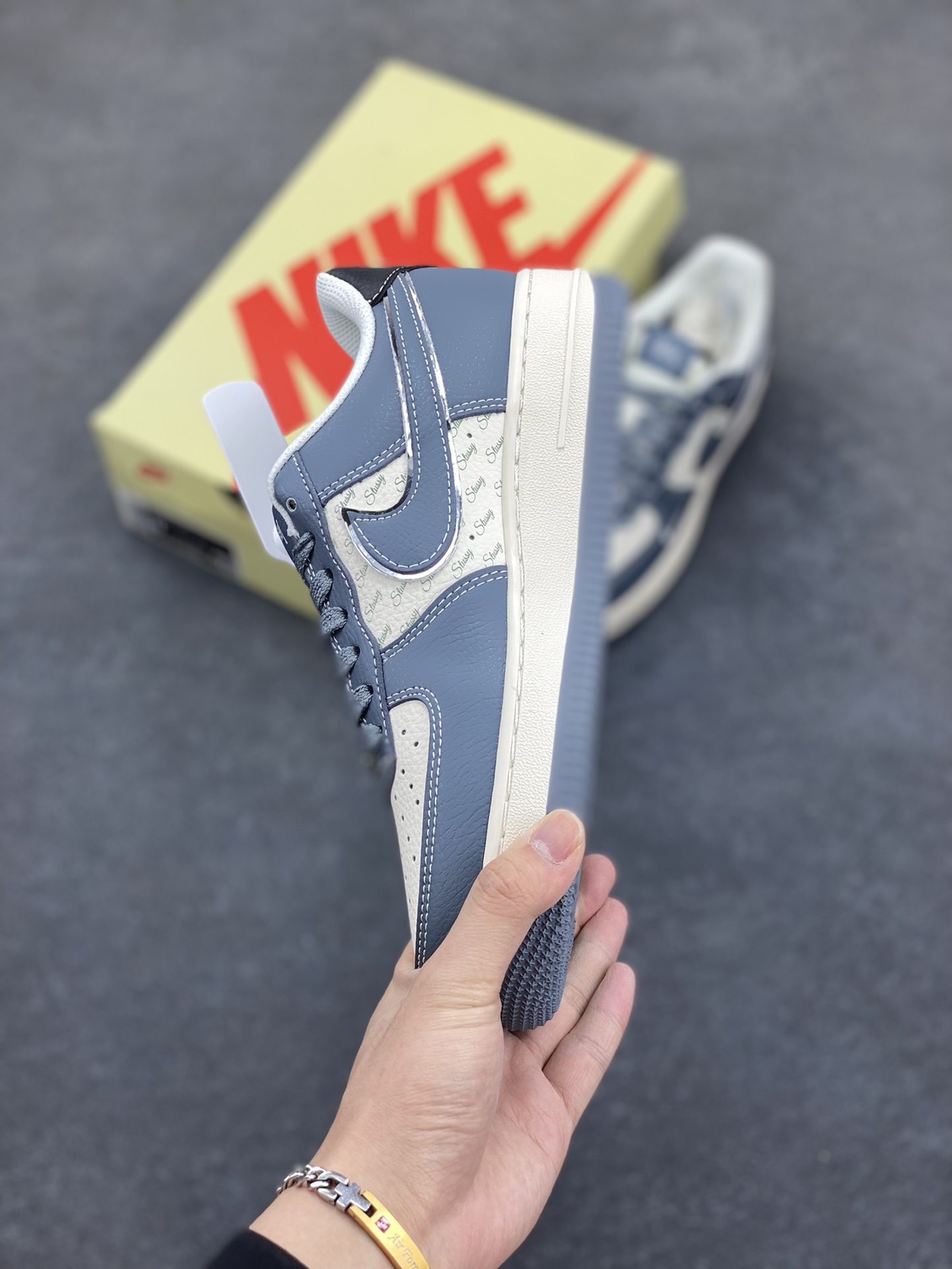 图片[3]-NIke Air Force 1 \’07 Low “斯图西联名——灰黑尾”空军一号 低帮 运动鞋 休闲鞋 折边针车 工艺难度大 原楦头原纸板 原装鞋盒 定制五金配件 内置全掌气垫 原厂鞋底 货号：XS1958-553 尺码：36 36.5 37.5 38 38.5 39 40 40.5 41 42 42.5 43 44 44.5 45-选品中心