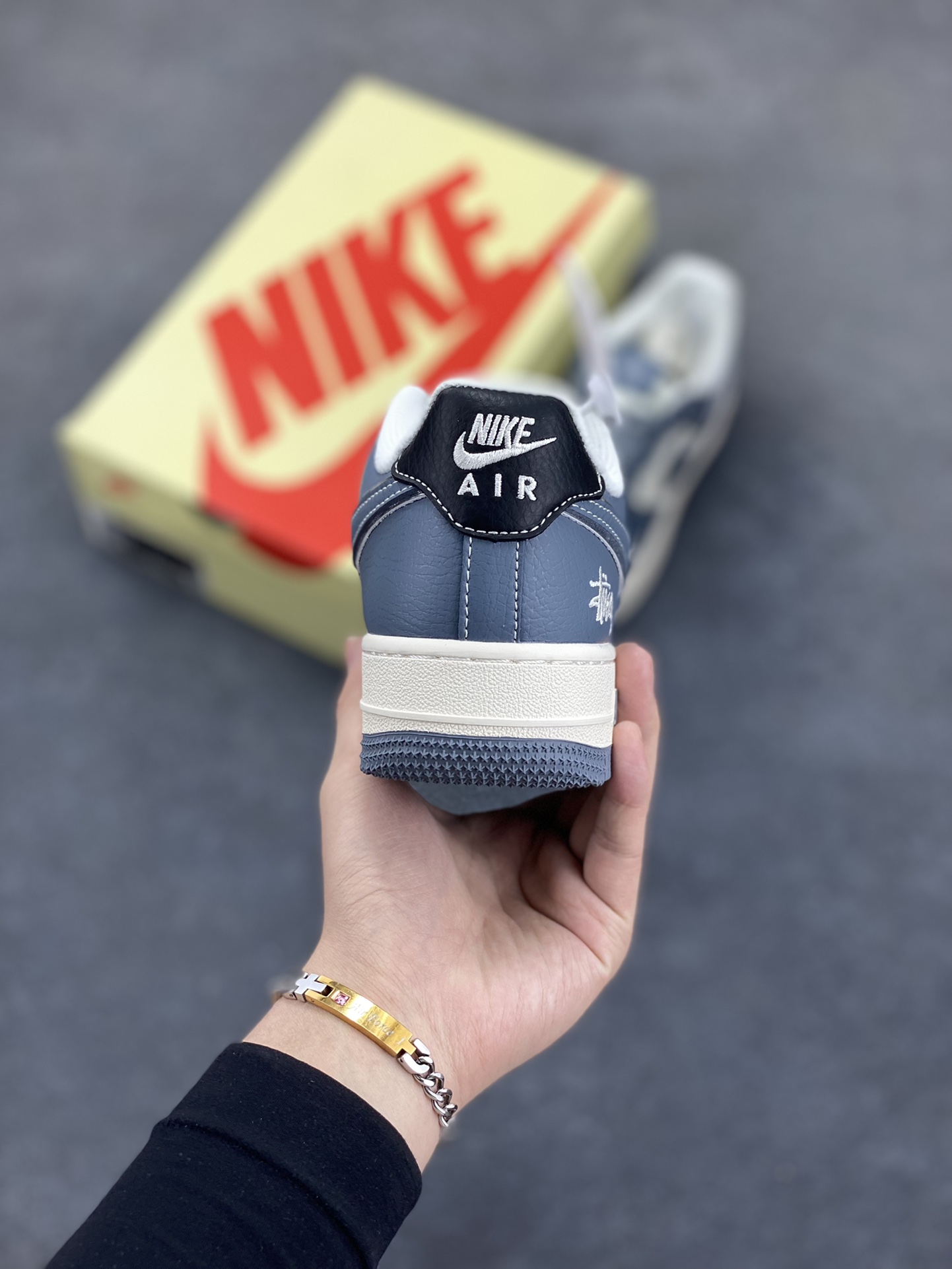 图片[4]-NIke Air Force 1 \’07 Low “斯图西联名——灰黑尾”空军一号 低帮 运动鞋 休闲鞋 折边针车 工艺难度大 原楦头原纸板 原装鞋盒 定制五金配件 内置全掌气垫 原厂鞋底 货号：XS1958-553 尺码：36 36.5 37.5 38 38.5 39 40 40.5 41 42 42.5 43 44 44.5 45-选品中心