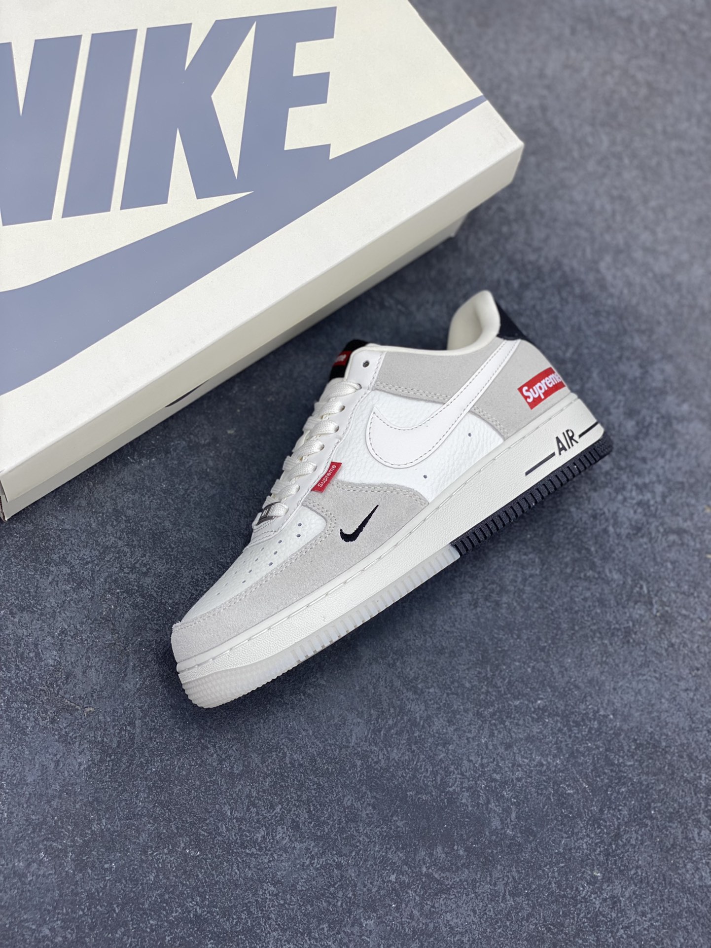 图片[8]-NIke Air Force 1 \’07 Low “Supreme联名–米灰织布标”空军一号 低帮 运动鞋 休闲鞋 折边针车 工艺难度大 原楦头原纸板 原装鞋盒 定制五金配件 内置全掌气垫 原厂鞋底 货号：CH6336-517 尺码：36 36.5 37.5 38 38.5 39 40 40.5 41 42 42.5 43 44 44.5 45-选品中心