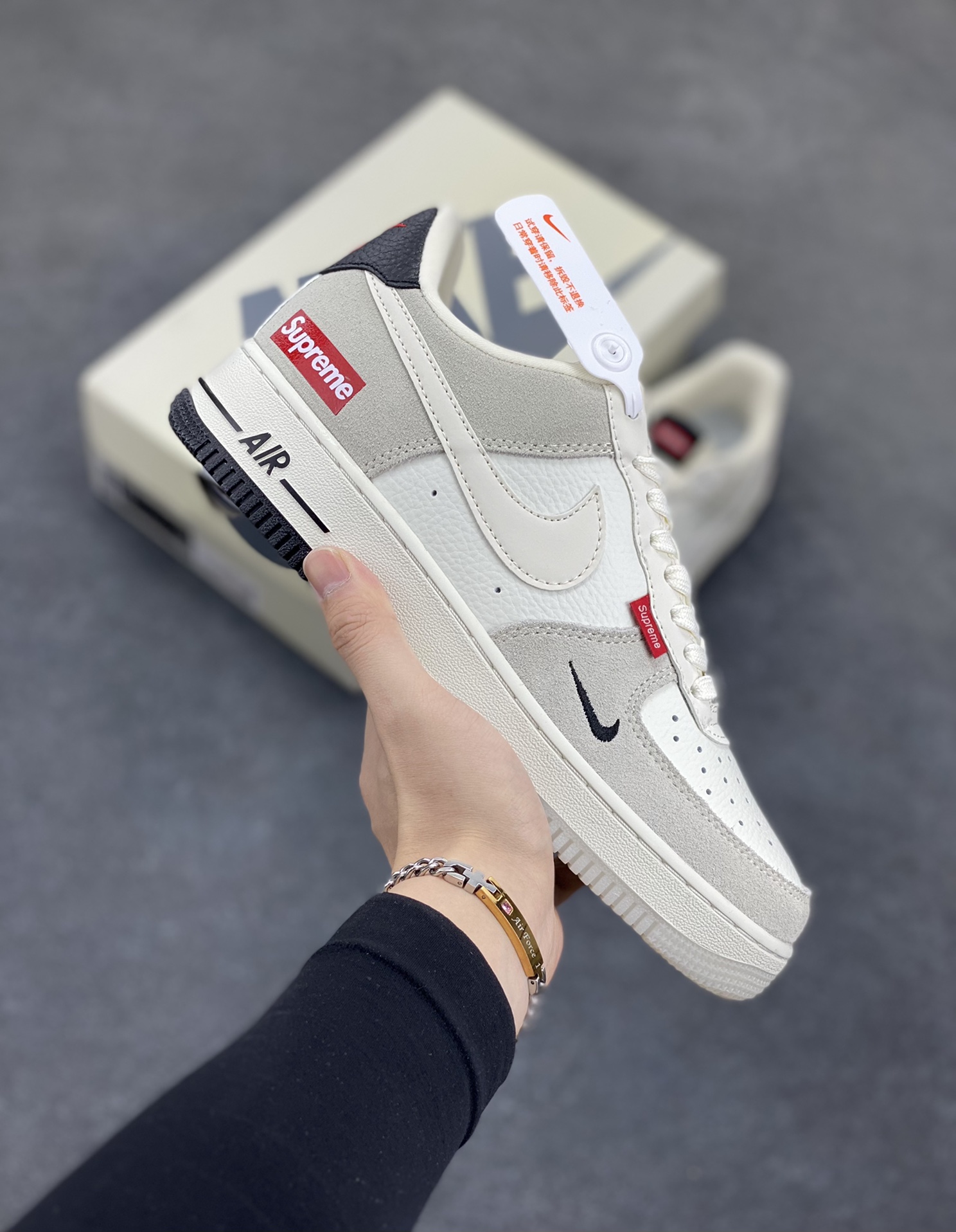 NIke Air Force 1 \’07 Low “Supreme联名–米灰织布标”空军一号 低帮 运动鞋 休闲鞋 折边针车 工艺难度大 原楦头原纸板 原装鞋盒 定制五金配件 内置全掌气垫 原厂鞋底 货号:CH6336-517 尺码:36 36.5 37.5 38 38.5 39 40 40.5 41 42 42.5 43 44 44.5 45-选品中心