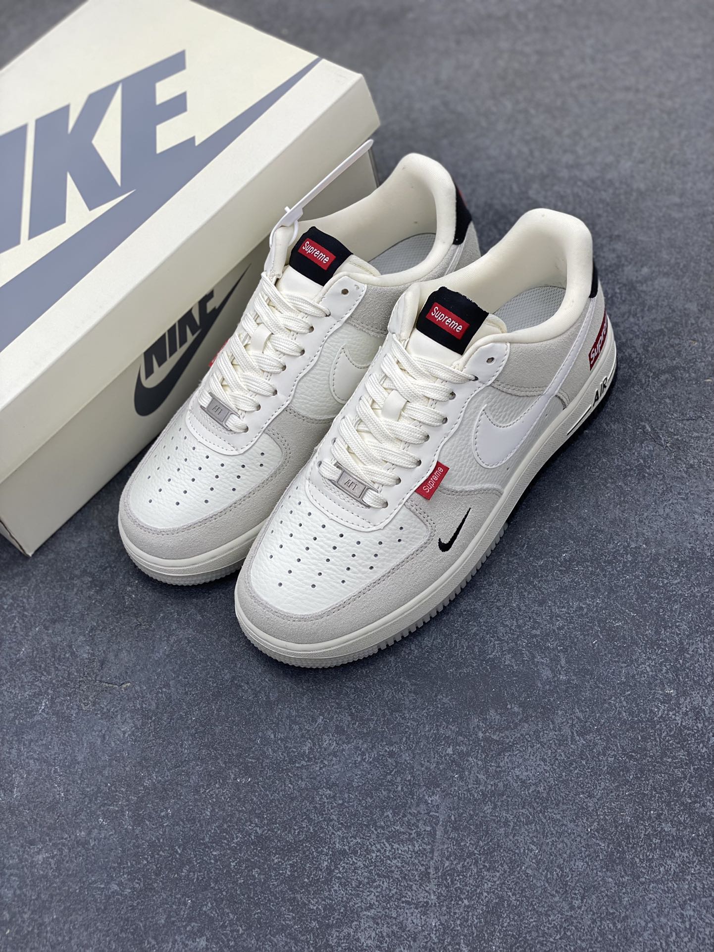图片[5]-NIke Air Force 1 \’07 Low “Supreme联名–米灰织布标”空军一号 低帮 运动鞋 休闲鞋 折边针车 工艺难度大 原楦头原纸板 原装鞋盒 定制五金配件 内置全掌气垫 原厂鞋底 货号：CH6336-517 尺码：36 36.5 37.5 38 38.5 39 40 40.5 41 42 42.5 43 44 44.5 45-选品中心