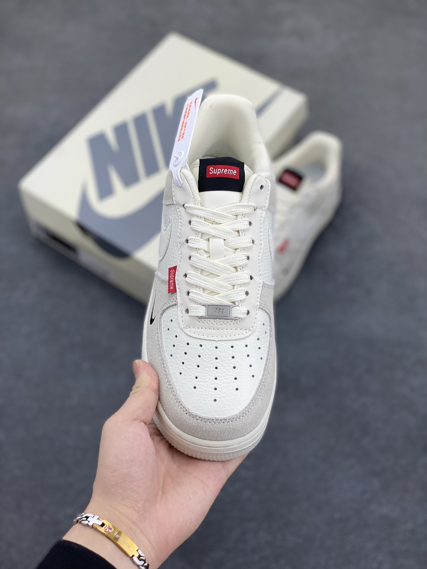 图片[2]-NIke Air Force 1 \’07 Low “Supreme联名–米灰织布标”空军一号 低帮 运动鞋 休闲鞋 折边针车 工艺难度大 原楦头原纸板 原装鞋盒 定制五金配件 内置全掌气垫 原厂鞋底 货号：CH6336-517 尺码：36 36.5 37.5 38 38.5 39 40 40.5 41 42 42.5 43 44 44.5 45-选品中心