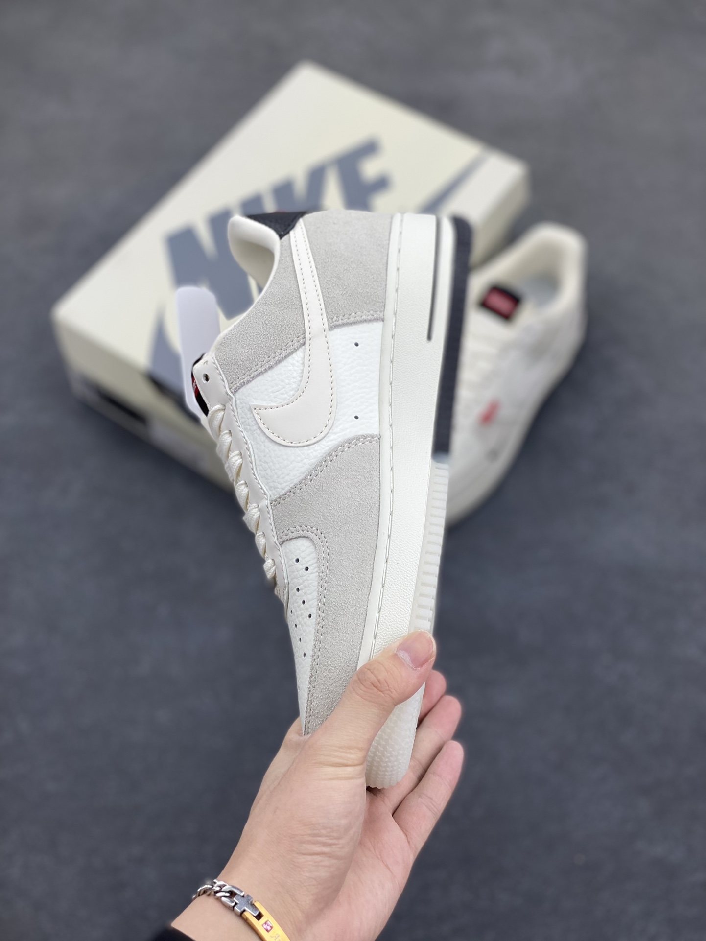 图片[3]-NIke Air Force 1 \’07 Low “Supreme联名–米灰织布标”空军一号 低帮 运动鞋 休闲鞋 折边针车 工艺难度大 原楦头原纸板 原装鞋盒 定制五金配件 内置全掌气垫 原厂鞋底 货号：CH6336-517 尺码：36 36.5 37.5 38 38.5 39 40 40.5 41 42 42.5 43 44 44.5 45-选品中心