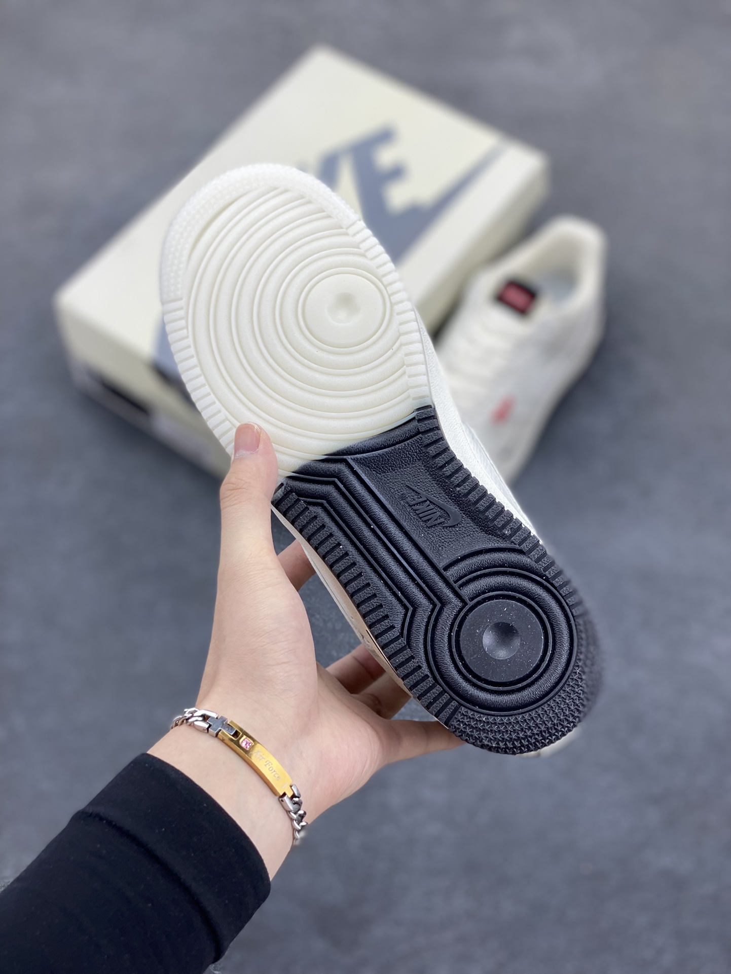 图片[6]-NIke Air Force 1 \’07 Low “Supreme联名–米灰织布标”空军一号 低帮 运动鞋 休闲鞋 折边针车 工艺难度大 原楦头原纸板 原装鞋盒 定制五金配件 内置全掌气垫 原厂鞋底 货号：CH6336-517 尺码：36 36.5 37.5 38 38.5 39 40 40.5 41 42 42.5 43 44 44.5 45-选品中心