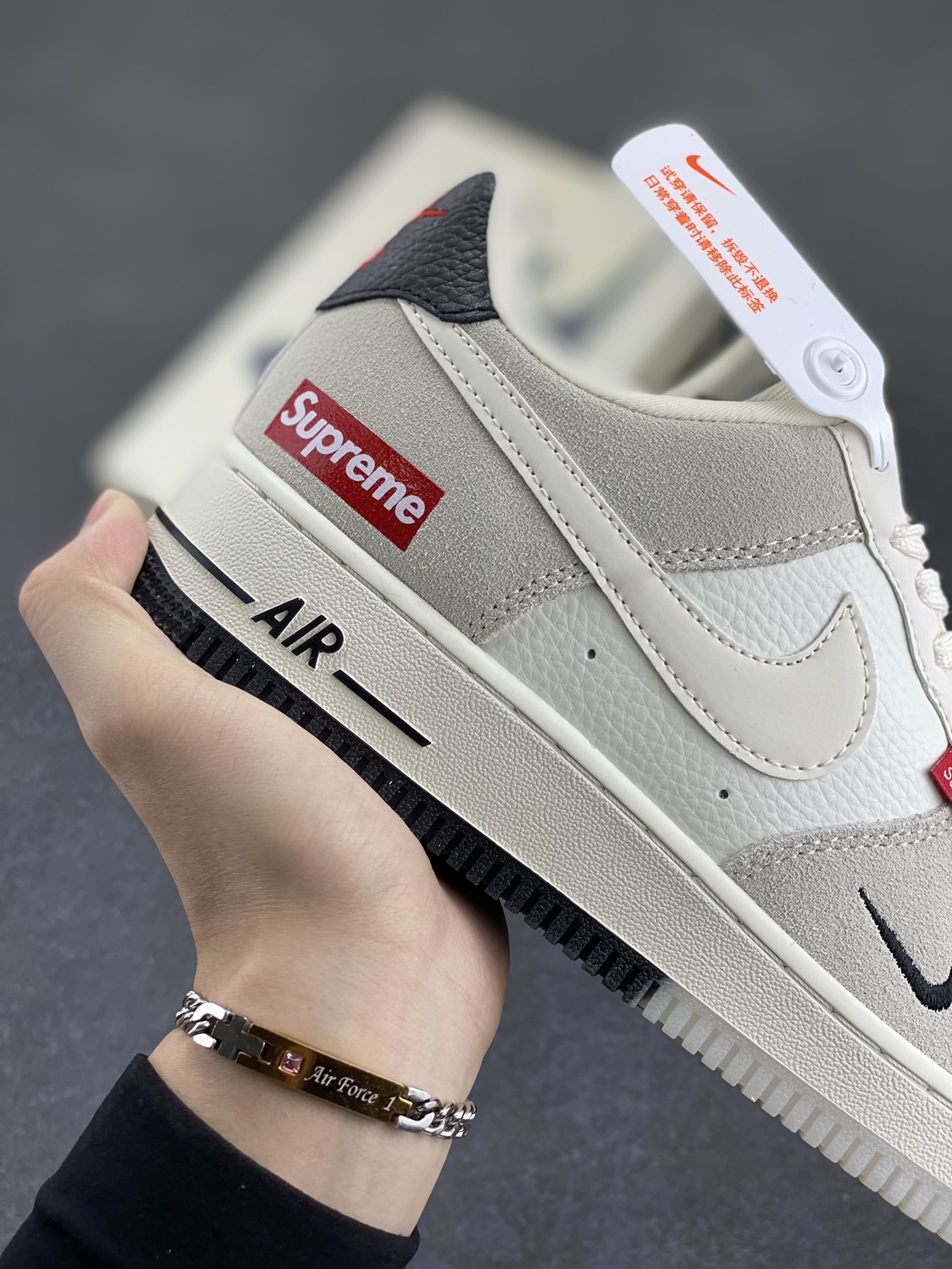 图片[7]-NIke Air Force 1 \’07 Low “Supreme联名–米灰织布标”空军一号 低帮 运动鞋 休闲鞋 折边针车 工艺难度大 原楦头原纸板 原装鞋盒 定制五金配件 内置全掌气垫 原厂鞋底 货号：CH6336-517 尺码：36 36.5 37.5 38 38.5 39 40 40.5 41 42 42.5 43 44 44.5 45-选品中心