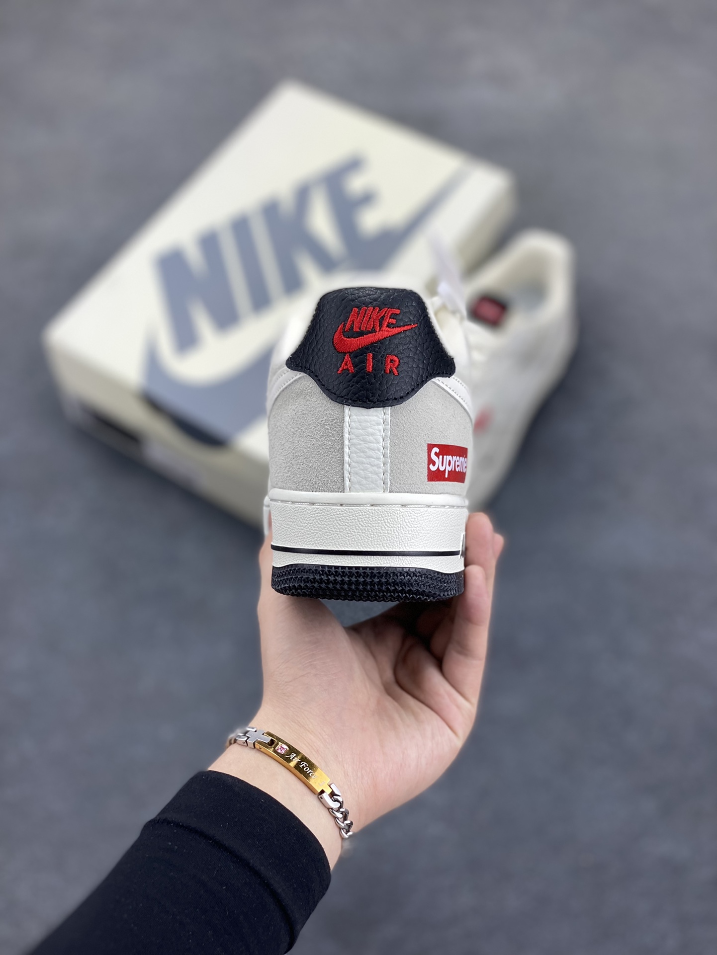 图片[4]-NIke Air Force 1 \’07 Low “Supreme联名–米灰织布标”空军一号 低帮 运动鞋 休闲鞋 折边针车 工艺难度大 原楦头原纸板 原装鞋盒 定制五金配件 内置全掌气垫 原厂鞋底 货号：CH6336-517 尺码：36 36.5 37.5 38 38.5 39 40 40.5 41 42 42.5 43 44 44.5 45-选品中心