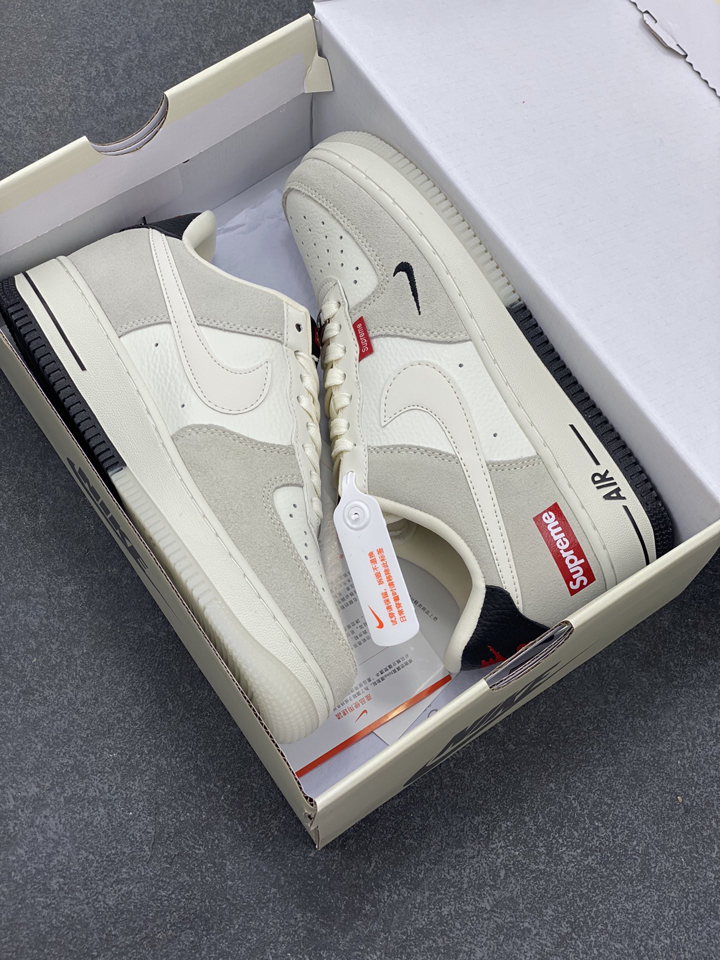 图片[9]-NIke Air Force 1 \’07 Low “Supreme联名–米灰织布标”空军一号 低帮 运动鞋 休闲鞋 折边针车 工艺难度大 原楦头原纸板 原装鞋盒 定制五金配件 内置全掌气垫 原厂鞋底 货号：CH6336-517 尺码：36 36.5 37.5 38 38.5 39 40 40.5 41 42 42.5 43 44 44.5 45-选品中心