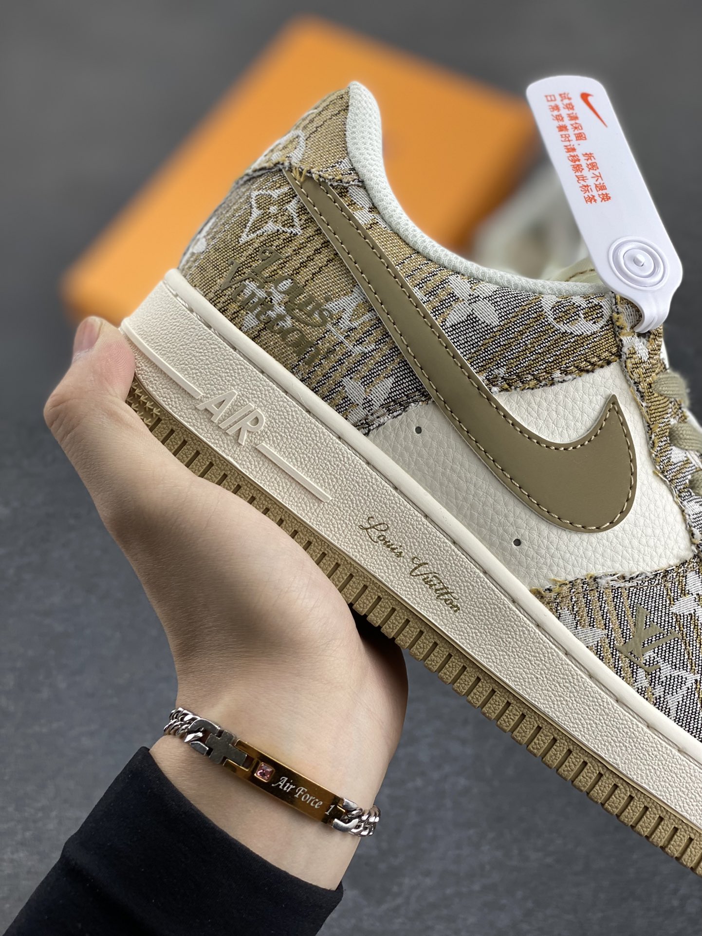 图片[6]-NIke Air Force 1 \’07 Low “LV联名——卡其印花牛仔”空军一号 低帮 运动鞋 休闲鞋 折边针车 工艺难度大 原楦头原纸板 原装鞋盒 定制五金配件 内置全掌气垫 原厂鞋底 货号：XS1958-582 尺码：36 36.5 37.5 38 38.5 39 40 40.5 41 42 42.5 43 44 44.5 45-选品中心