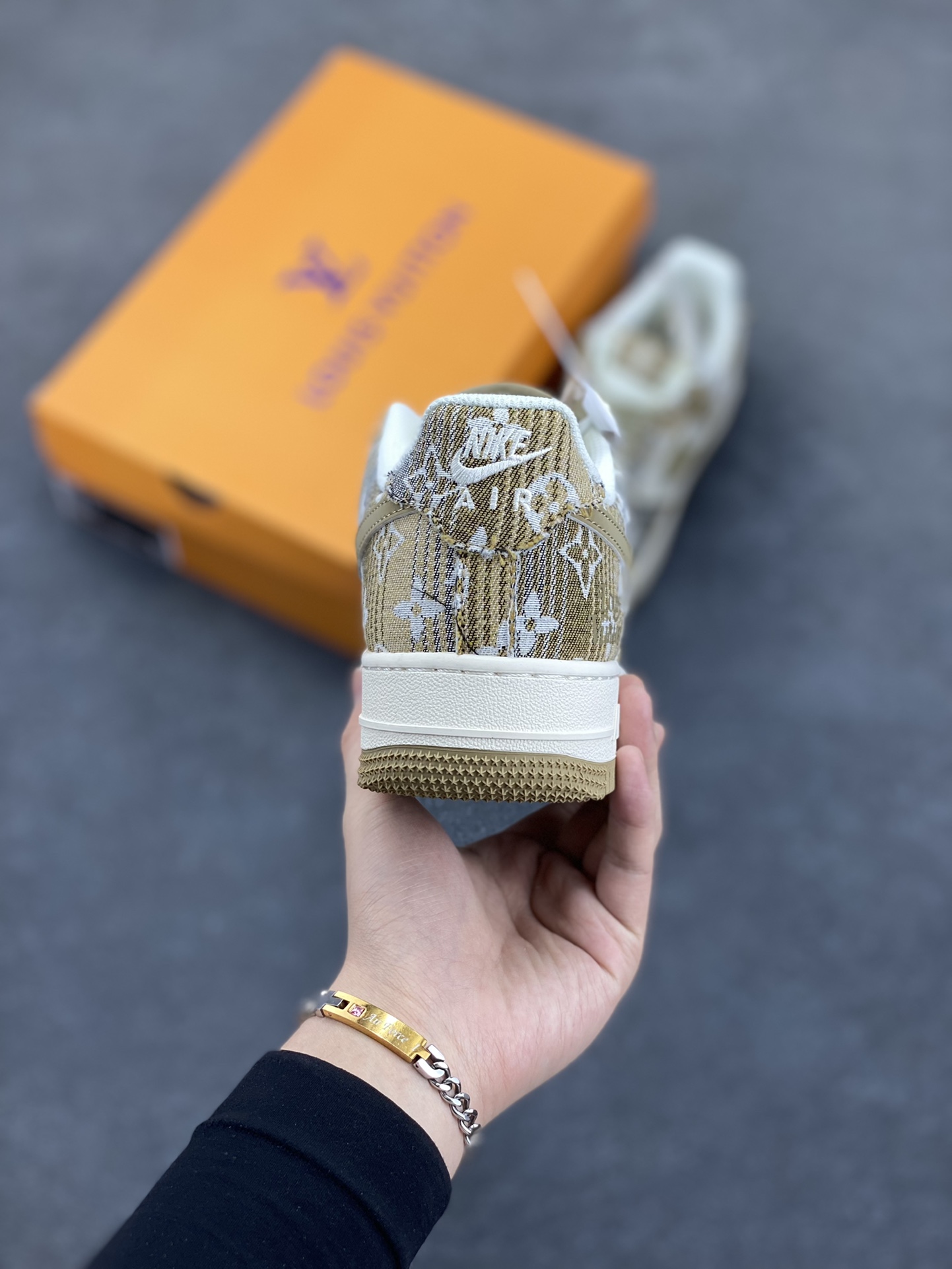 图片[4]-NIke Air Force 1 \’07 Low “LV联名——卡其印花牛仔”空军一号 低帮 运动鞋 休闲鞋 折边针车 工艺难度大 原楦头原纸板 原装鞋盒 定制五金配件 内置全掌气垫 原厂鞋底 货号：XS1958-582 尺码：36 36.5 37.5 38 38.5 39 40 40.5 41 42 42.5 43 44 44.5 45-选品中心