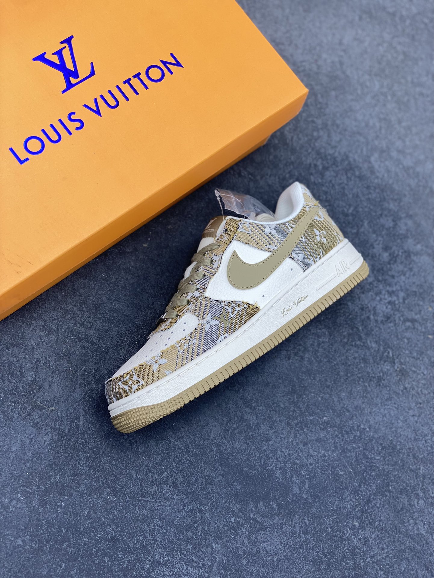 图片[7]-NIke Air Force 1 \’07 Low “LV联名——卡其印花牛仔”空军一号 低帮 运动鞋 休闲鞋 折边针车 工艺难度大 原楦头原纸板 原装鞋盒 定制五金配件 内置全掌气垫 原厂鞋底 货号：XS1958-582 尺码：36 36.5 37.5 38 38.5 39 40 40.5 41 42 42.5 43 44 44.5 45-选品中心