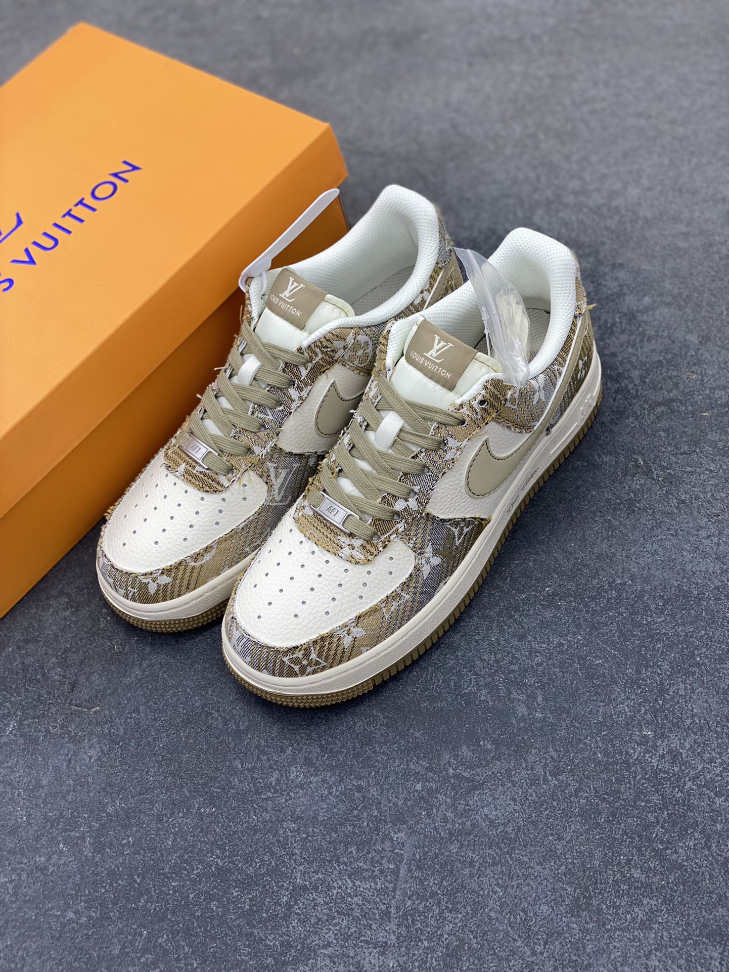 图片[8]-NIke Air Force 1 \’07 Low “LV联名——卡其印花牛仔”空军一号 低帮 运动鞋 休闲鞋 折边针车 工艺难度大 原楦头原纸板 原装鞋盒 定制五金配件 内置全掌气垫 原厂鞋底 货号：XS1958-582 尺码：36 36.5 37.5 38 38.5 39 40 40.5 41 42 42.5 43 44 44.5 45-选品中心