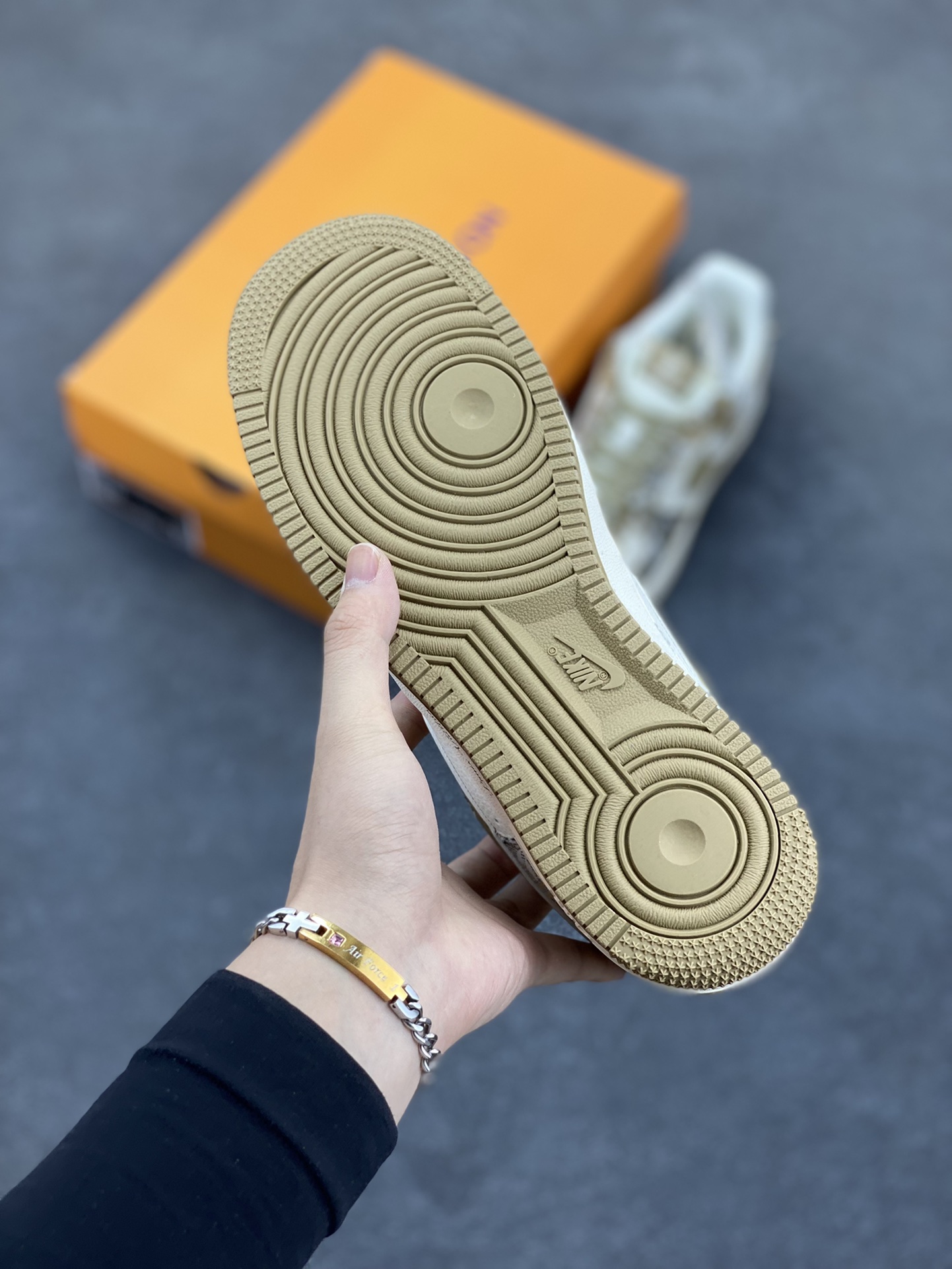 图片[5]-NIke Air Force 1 \’07 Low “LV联名——卡其印花牛仔”空军一号 低帮 运动鞋 休闲鞋 折边针车 工艺难度大 原楦头原纸板 原装鞋盒 定制五金配件 内置全掌气垫 原厂鞋底 货号：XS1958-582 尺码：36 36.5 37.5 38 38.5 39 40 40.5 41 42 42.5 43 44 44.5 45-选品中心