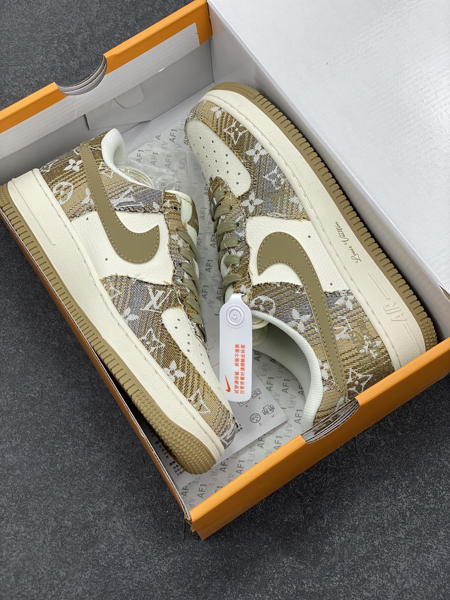 图片[9]-NIke Air Force 1 \’07 Low “LV联名——卡其印花牛仔”空军一号 低帮 运动鞋 休闲鞋 折边针车 工艺难度大 原楦头原纸板 原装鞋盒 定制五金配件 内置全掌气垫 原厂鞋底 货号：XS1958-582 尺码：36 36.5 37.5 38 38.5 39 40 40.5 41 42 42.5 43 44 44.5 45-选品中心