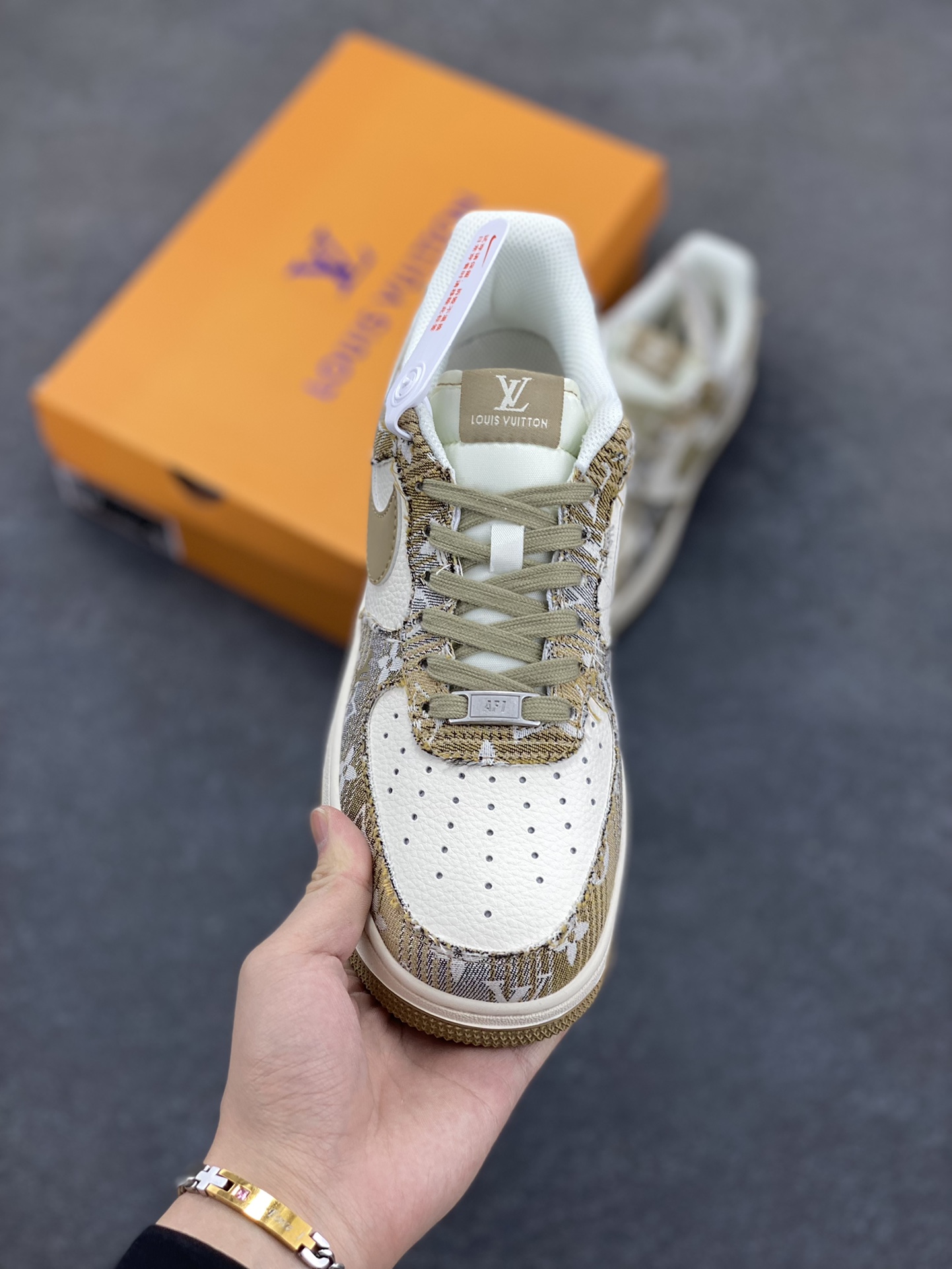 图片[2]-NIke Air Force 1 \’07 Low “LV联名——卡其印花牛仔”空军一号 低帮 运动鞋 休闲鞋 折边针车 工艺难度大 原楦头原纸板 原装鞋盒 定制五金配件 内置全掌气垫 原厂鞋底 货号：XS1958-582 尺码：36 36.5 37.5 38 38.5 39 40 40.5 41 42 42.5 43 44 44.5 45-选品中心